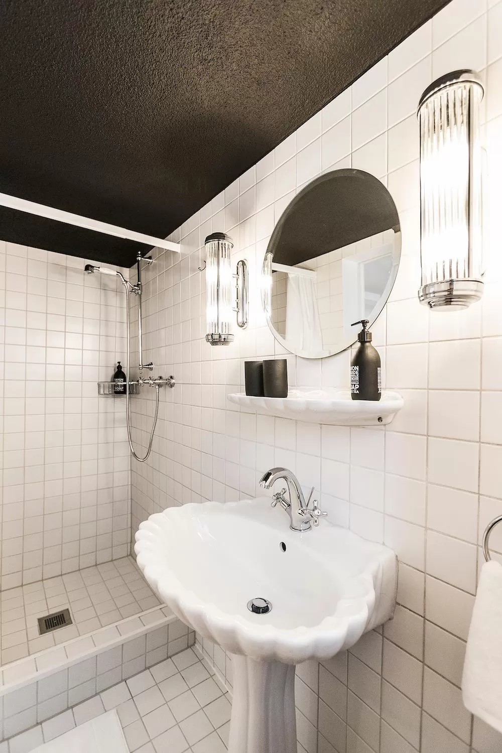 Photo of the whole room in Montmartre