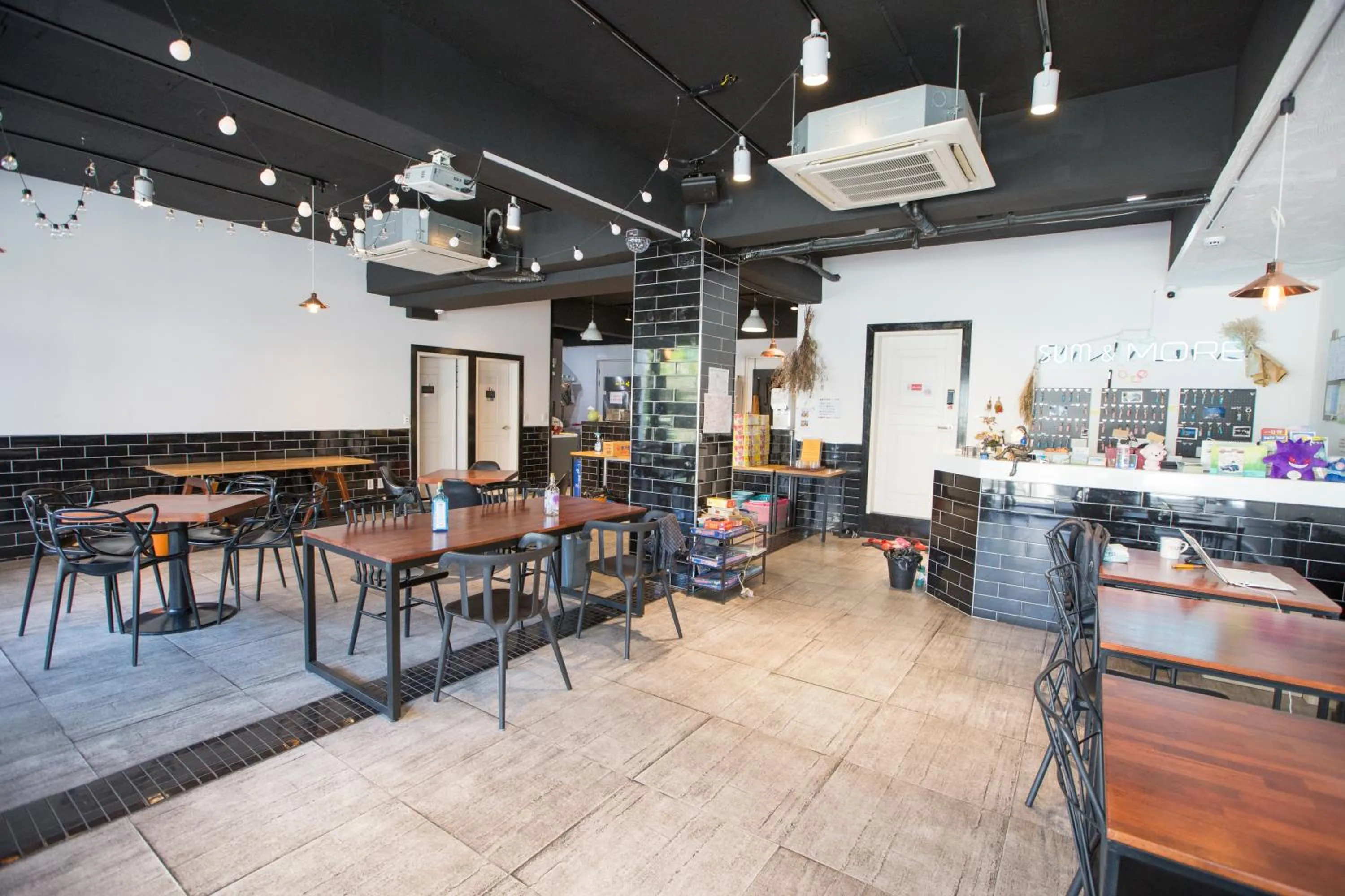 Communal lounge/ TV room in SUM Guesthouse Jeju Airport