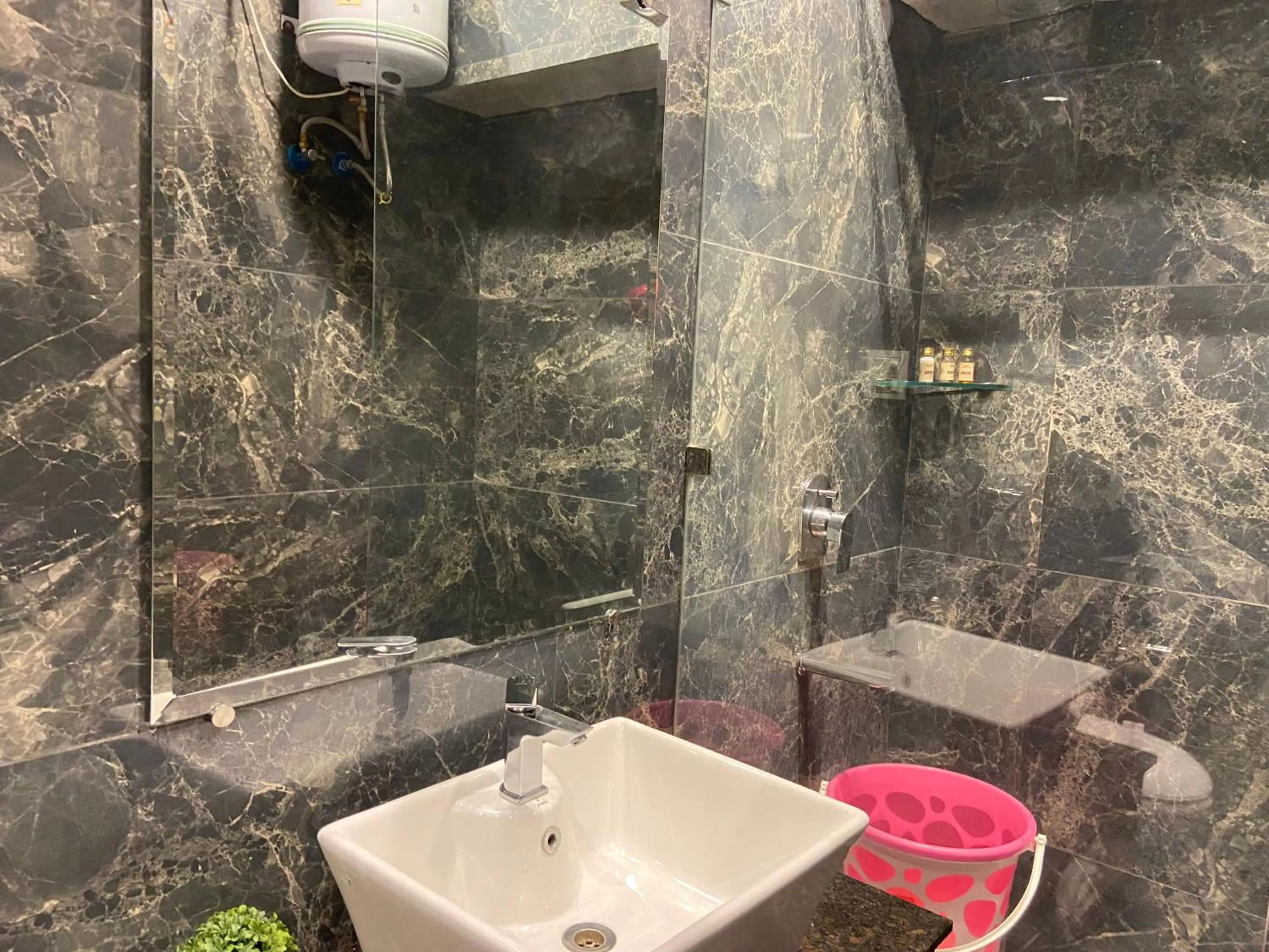 Bathroom in Hotel Exotic - 5 min walk from Golden Temple