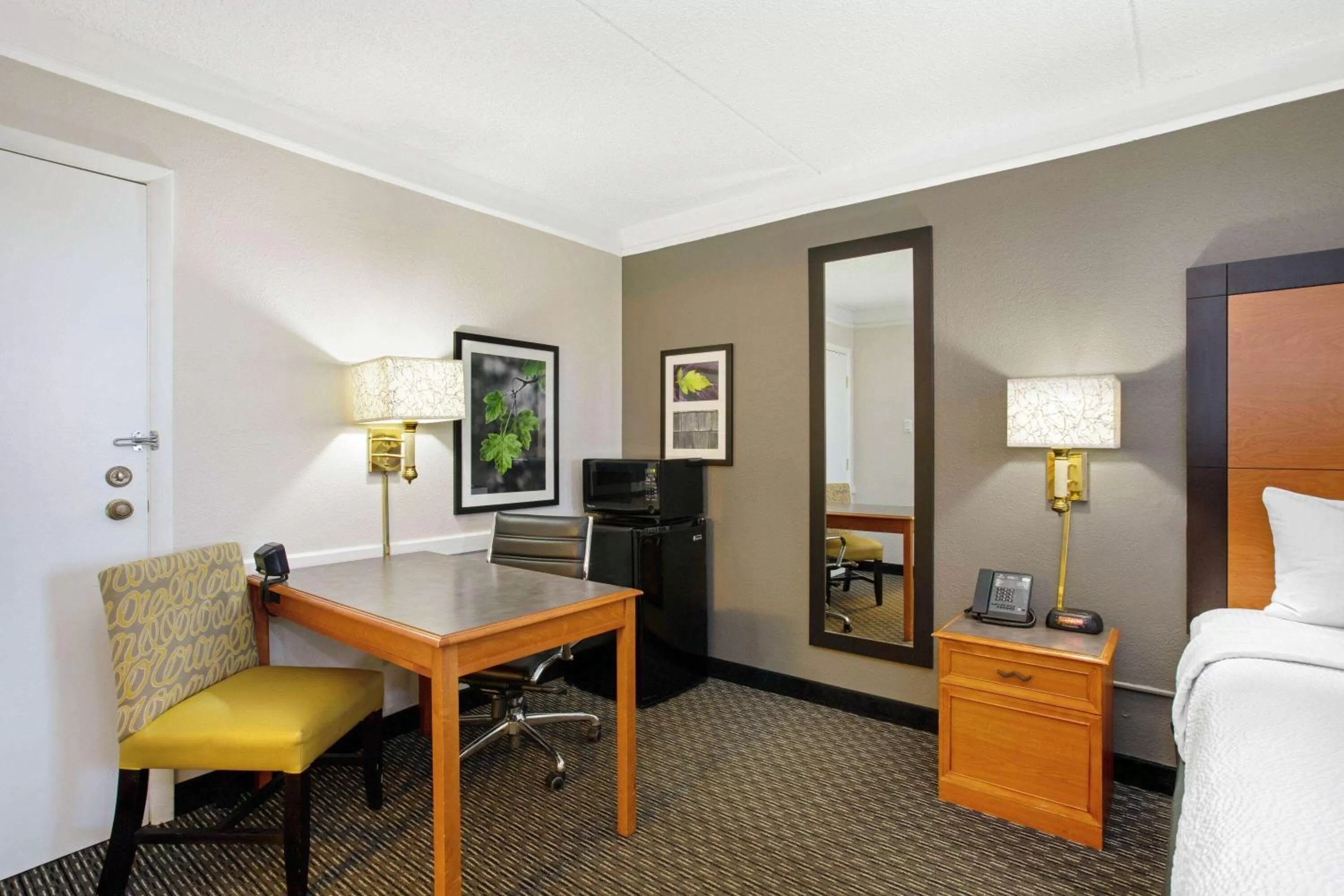 Photo of the whole room, Bed in La Quinta Inn by Wyndham Denver Golden