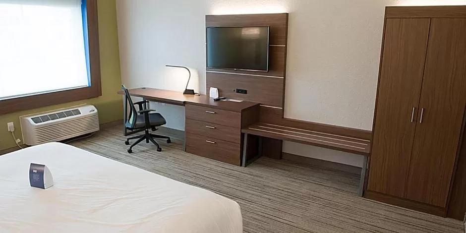 Bed in Holiday Inn Express & Suites Dayton North - Vandalia by IHG