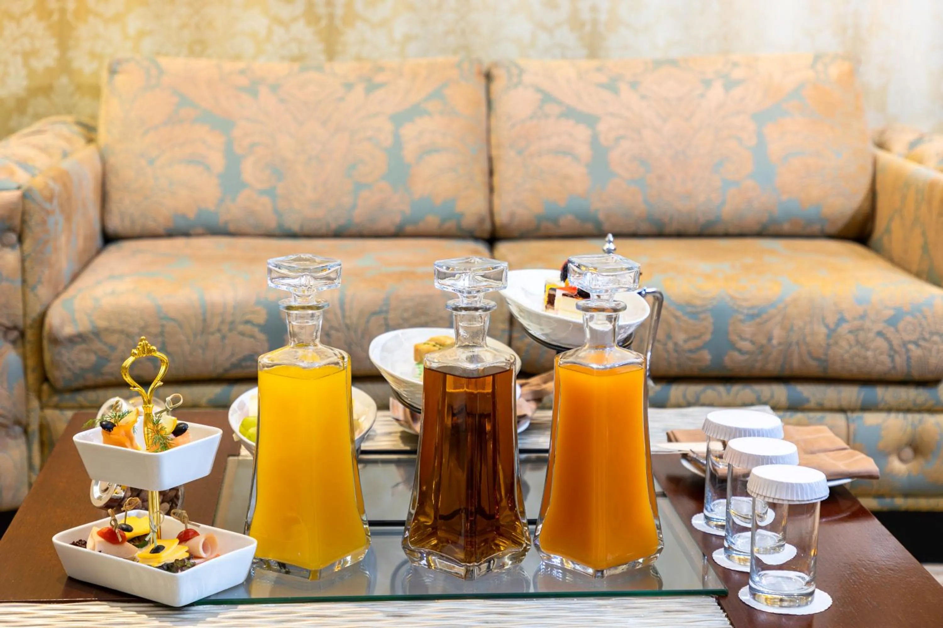 Living room in Millennium Al Aqeeq Hotel