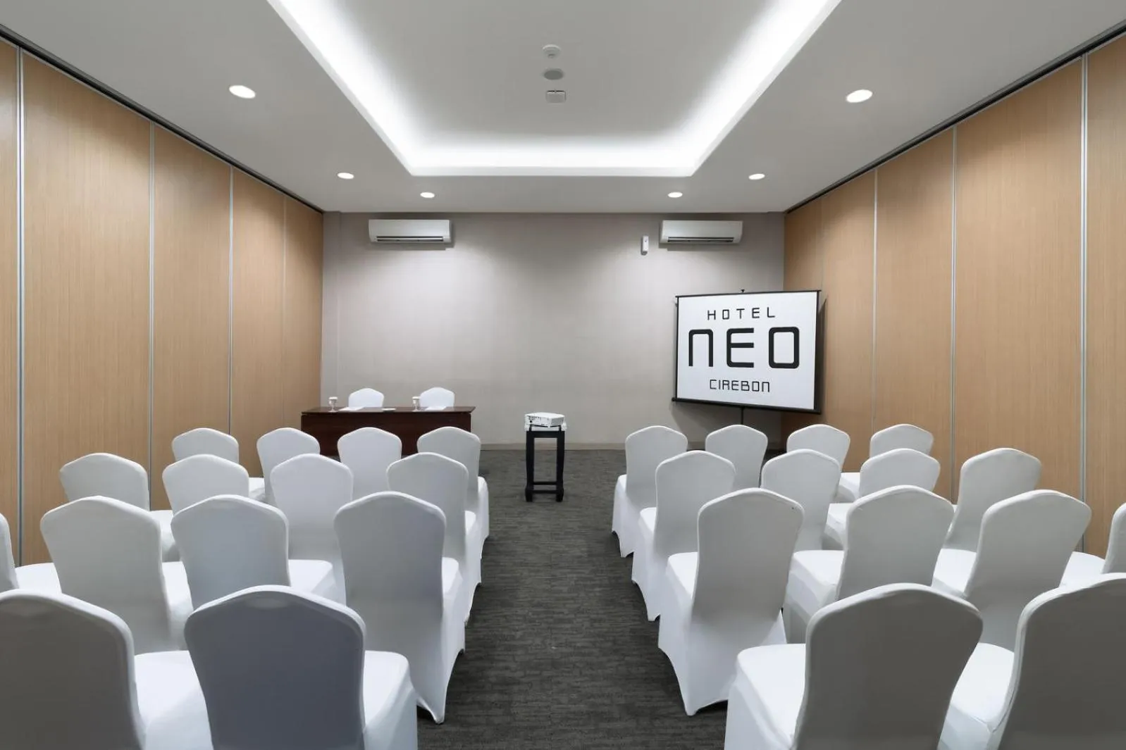 Meeting/conference room in Hotel NEO Cirebon by ASTON