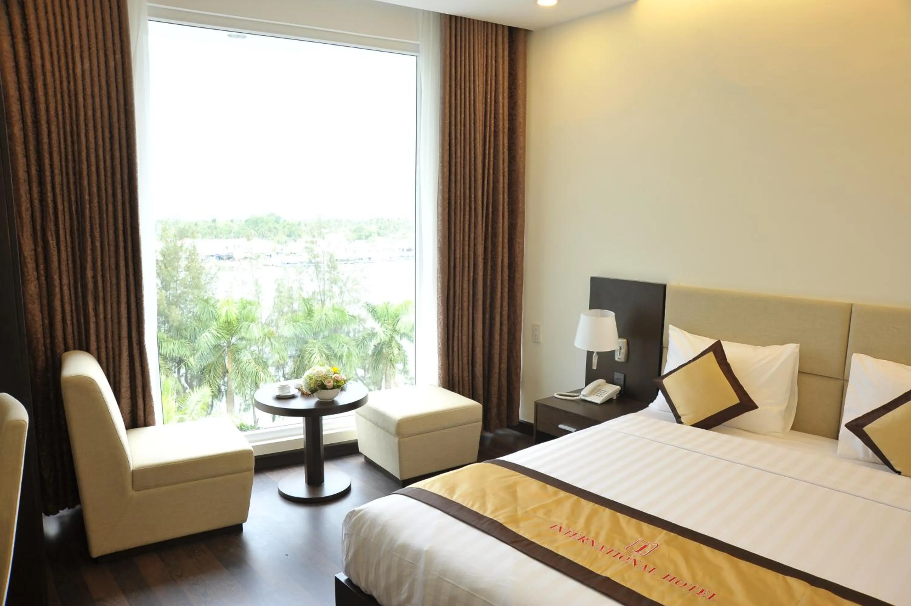 Bedroom, Bed in International Hotel