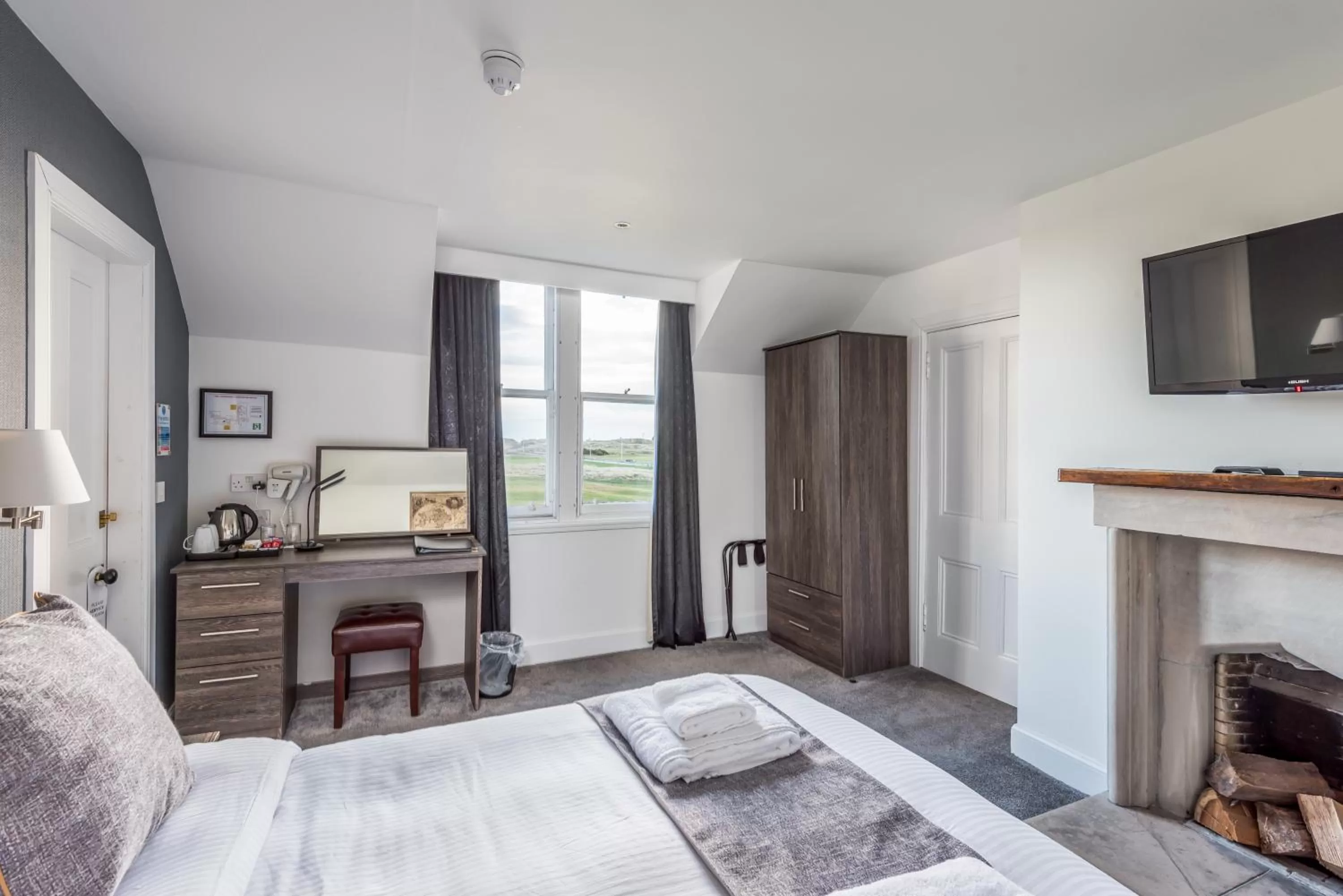 Bed in Grey Harlings Rooms