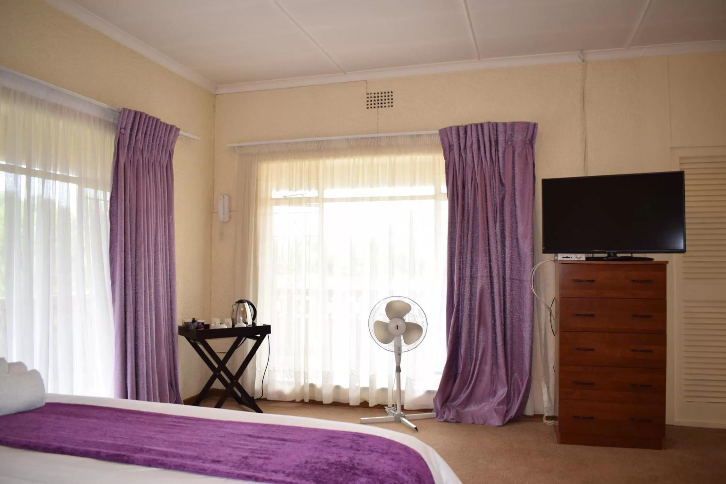 Bed, TV/Entertainment Center in Moye Guest House