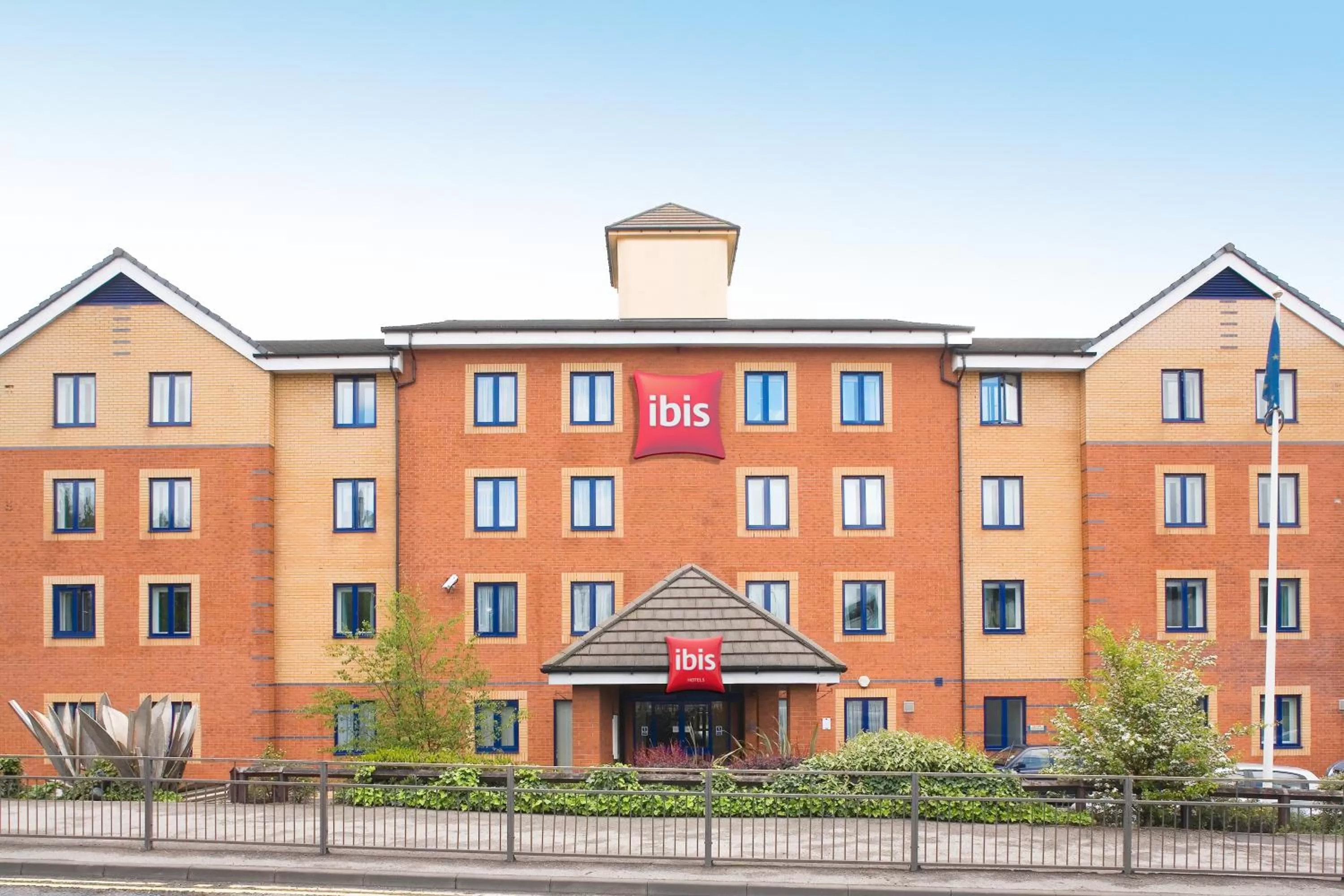 Facade/entrance in ibis Chesterfield Centre – Market Town