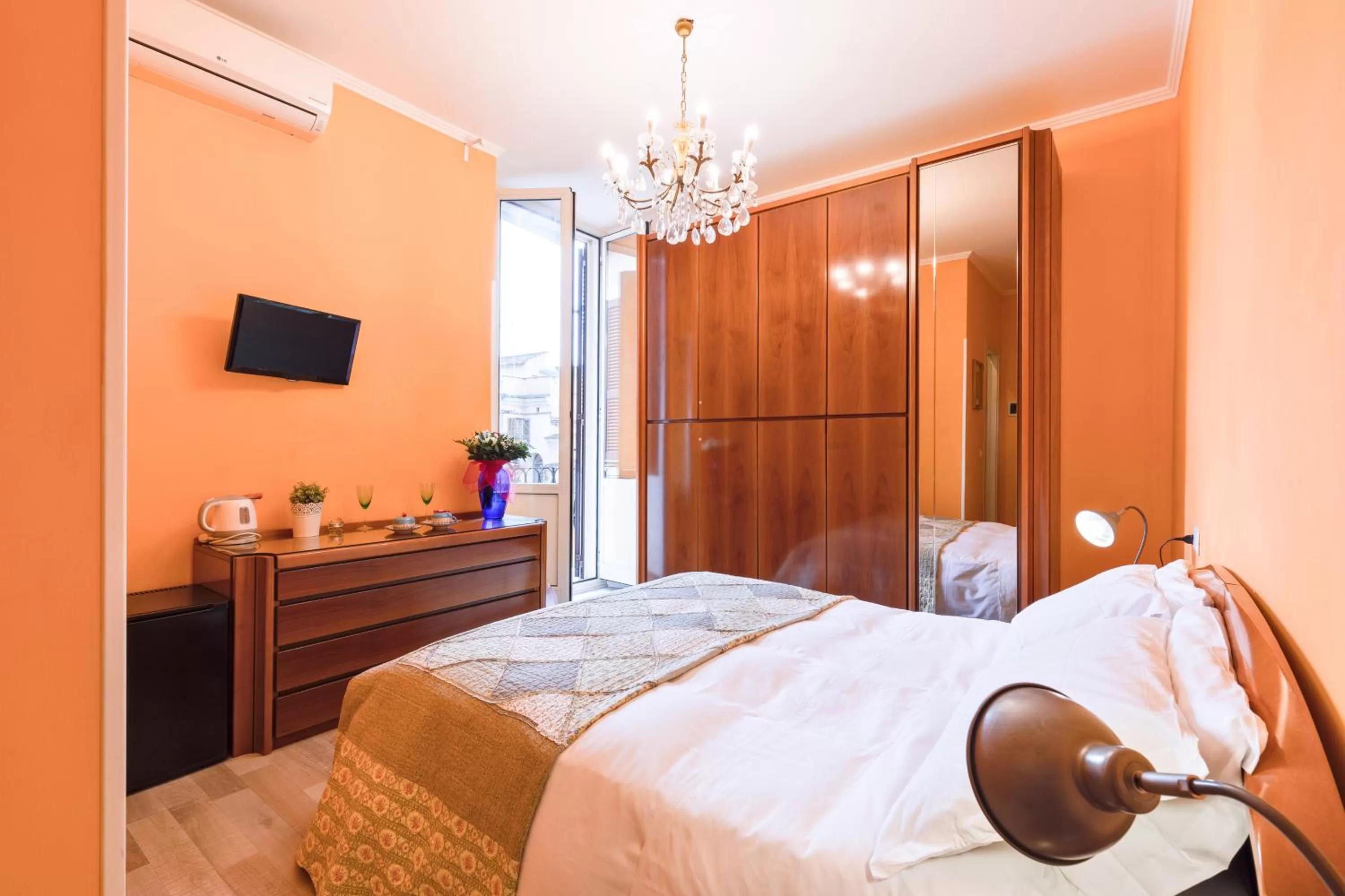 Photo of the whole room, Bed in A Roman Tale B&B