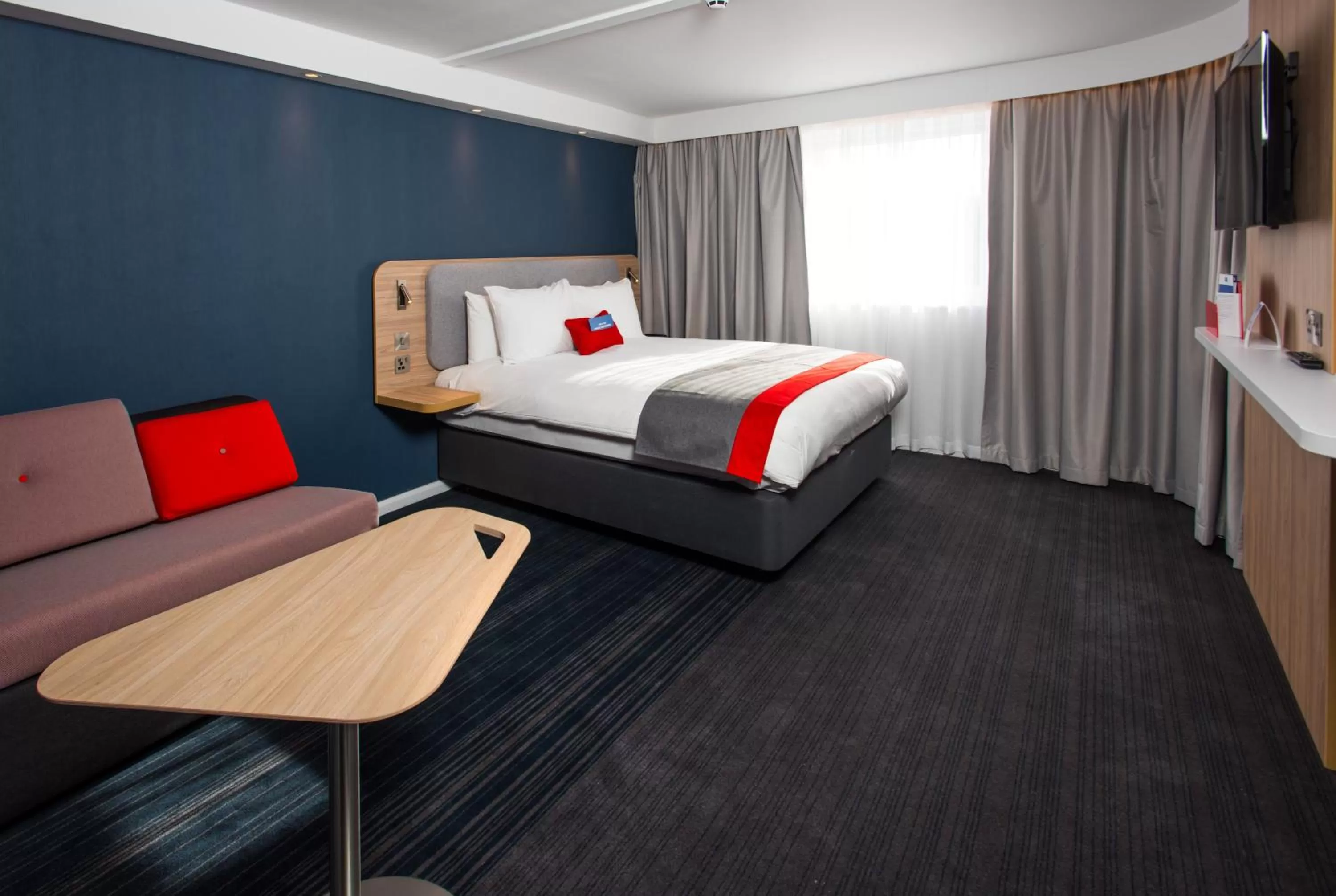 Photo of the whole room, Bed in Holiday Inn Express Portsmouth – North by IHG