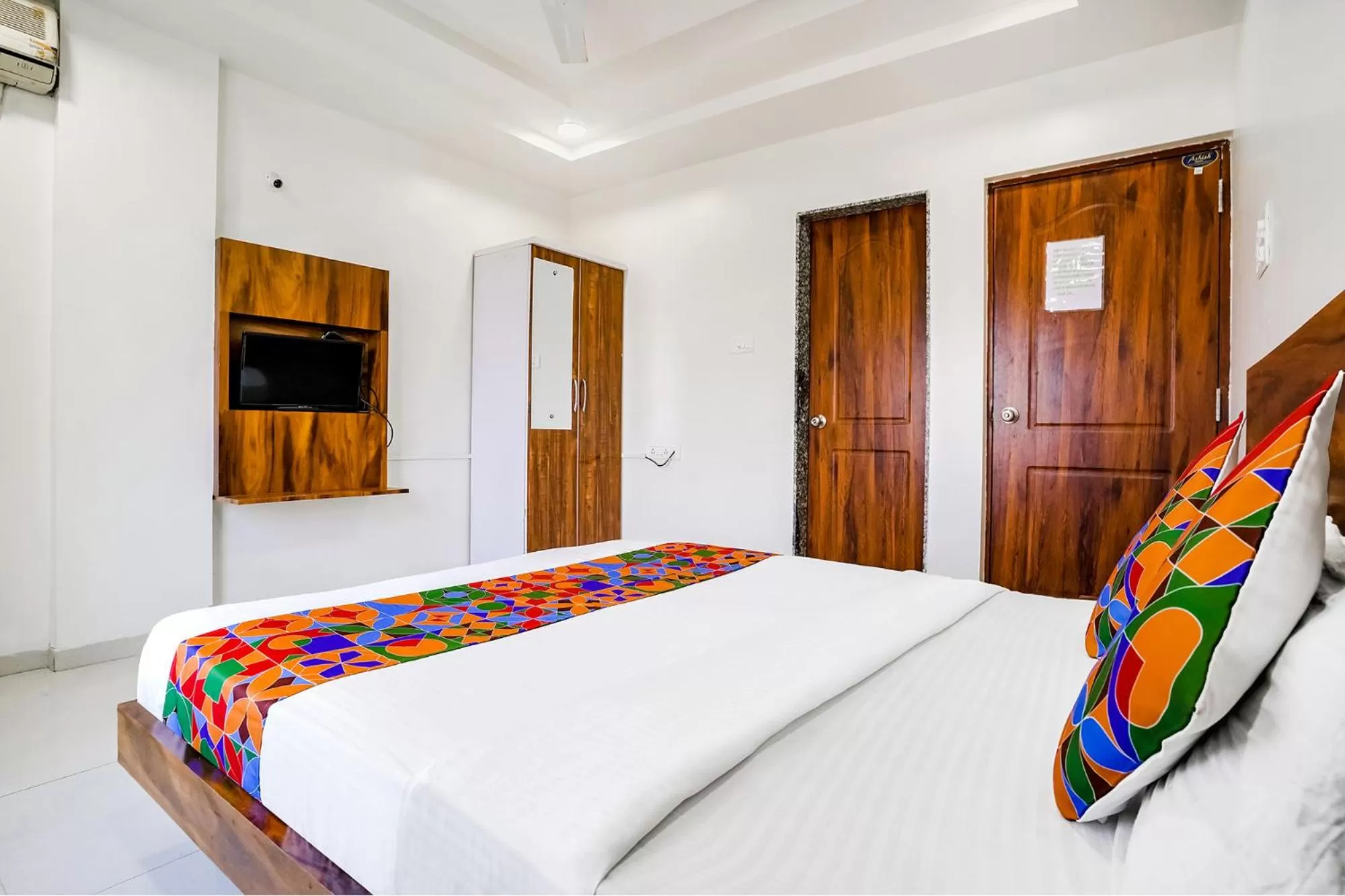 Communal lounge/ TV room, Bed in FabHotel Omkar Executive
