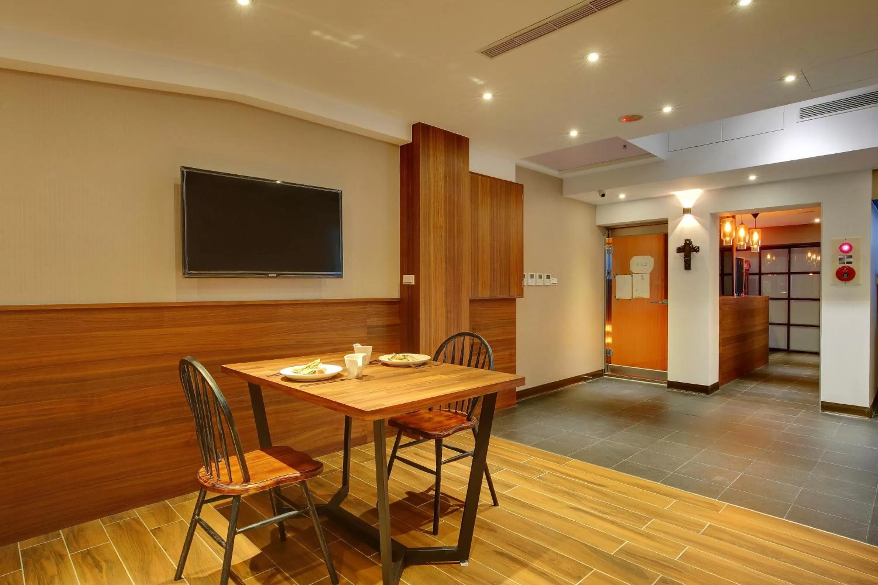 Restaurant/places to eat in Bayman Hotel