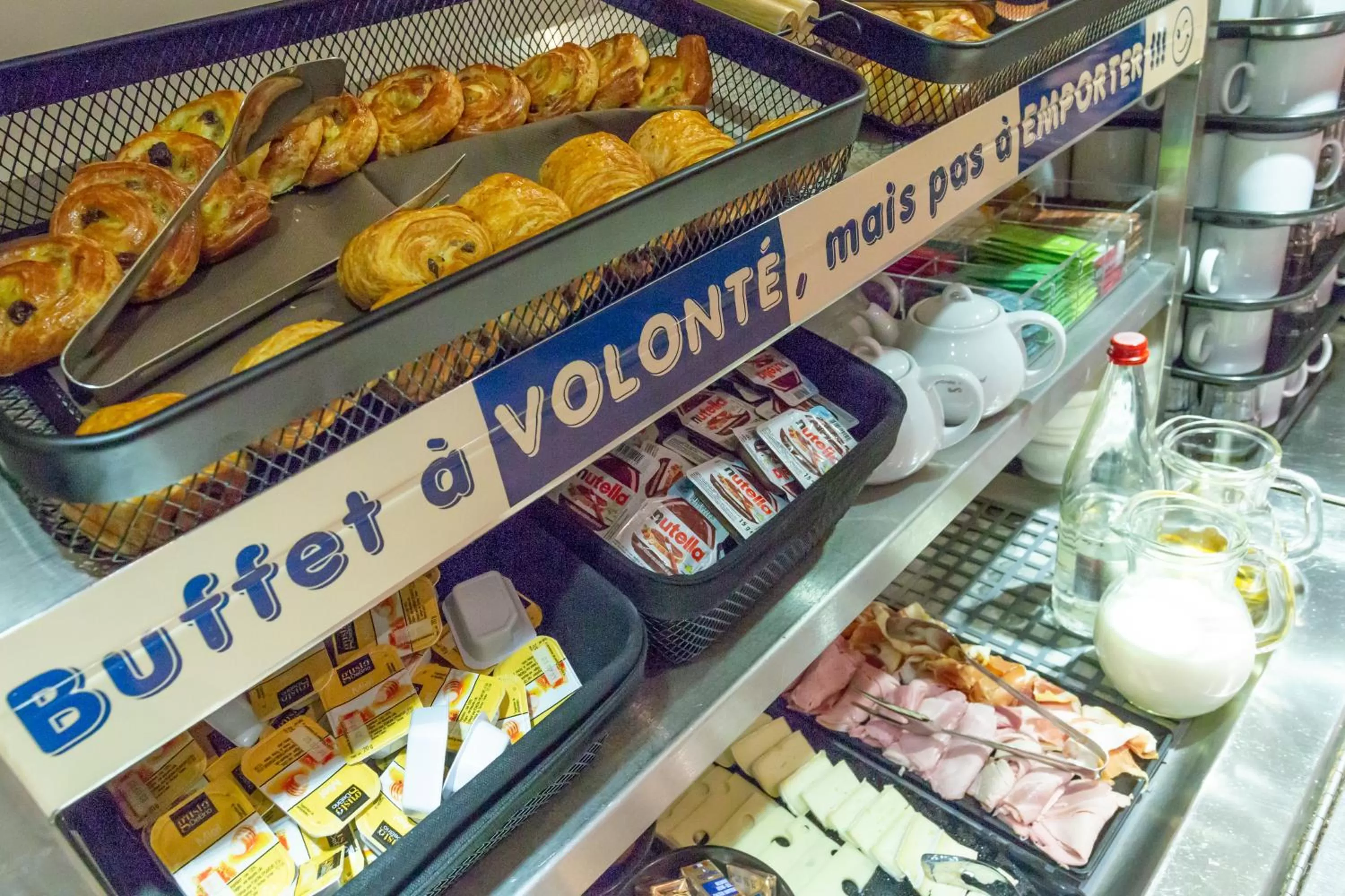 Breakfast in Hôtel The Originals City Le Berry - proche centre-ville - Gare - parking - recharge véhicule