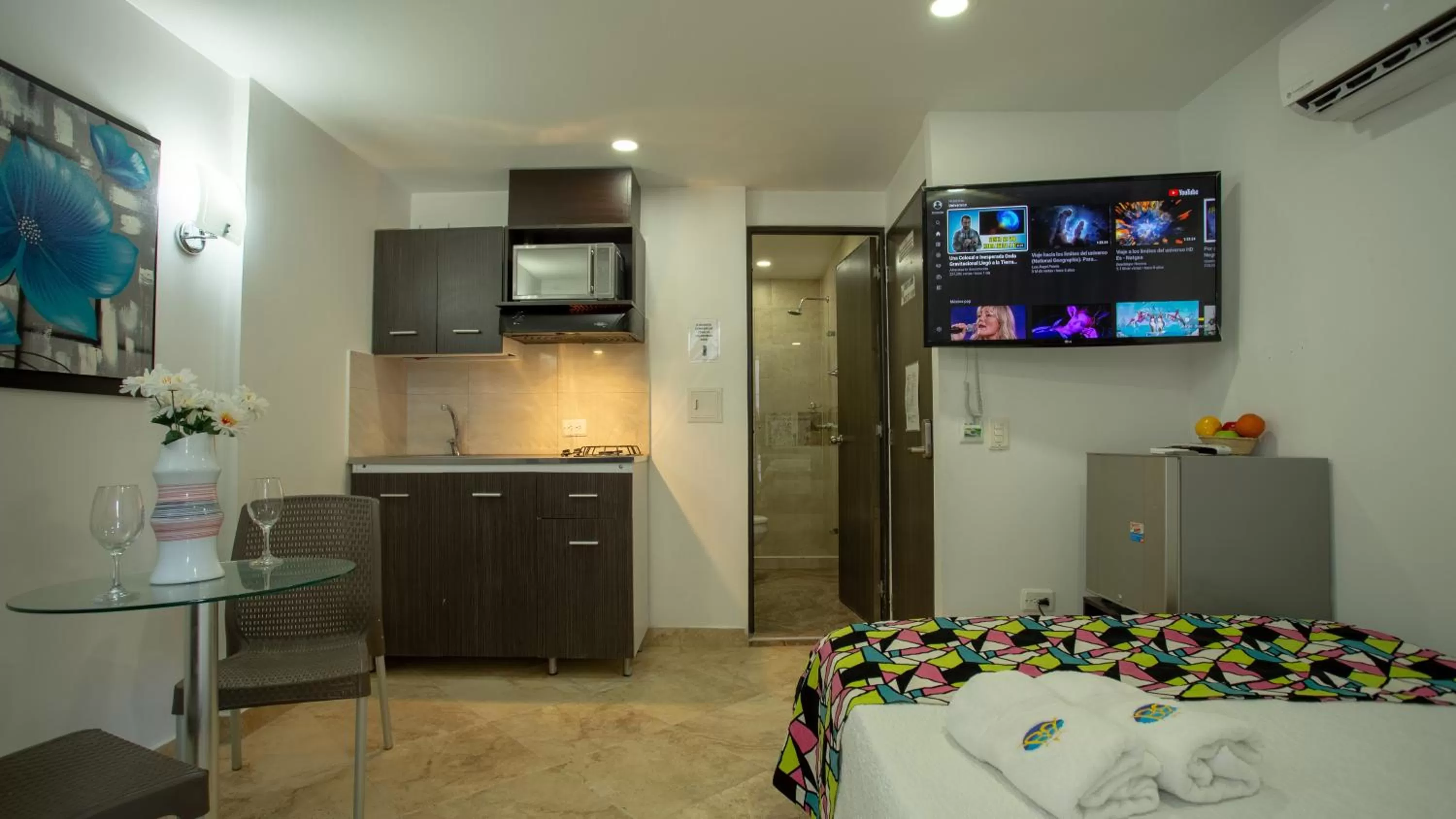 Photo of the whole room in Hollywood Beach Suite