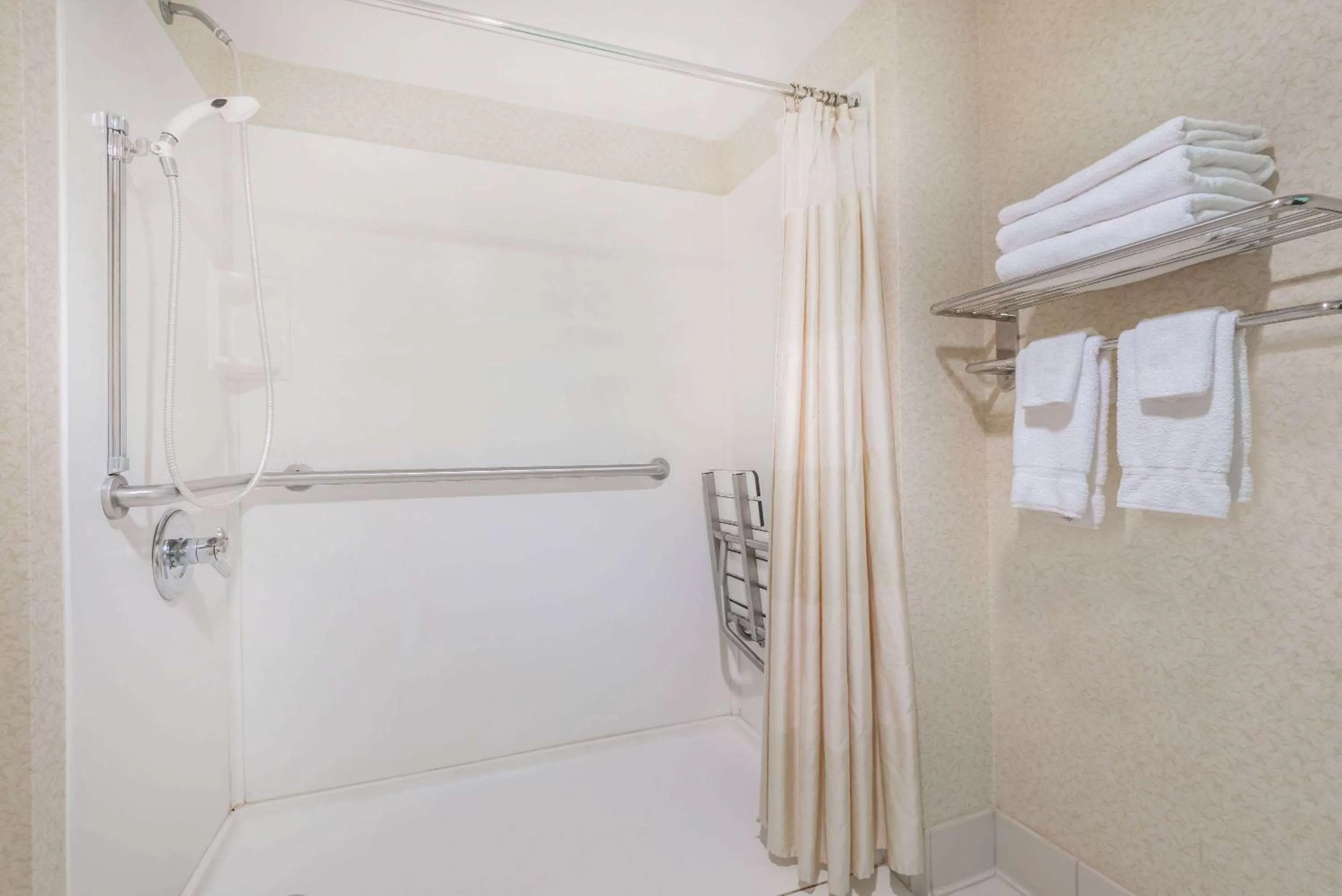 Shower, Bed in Baymont by Wyndham Greensburg