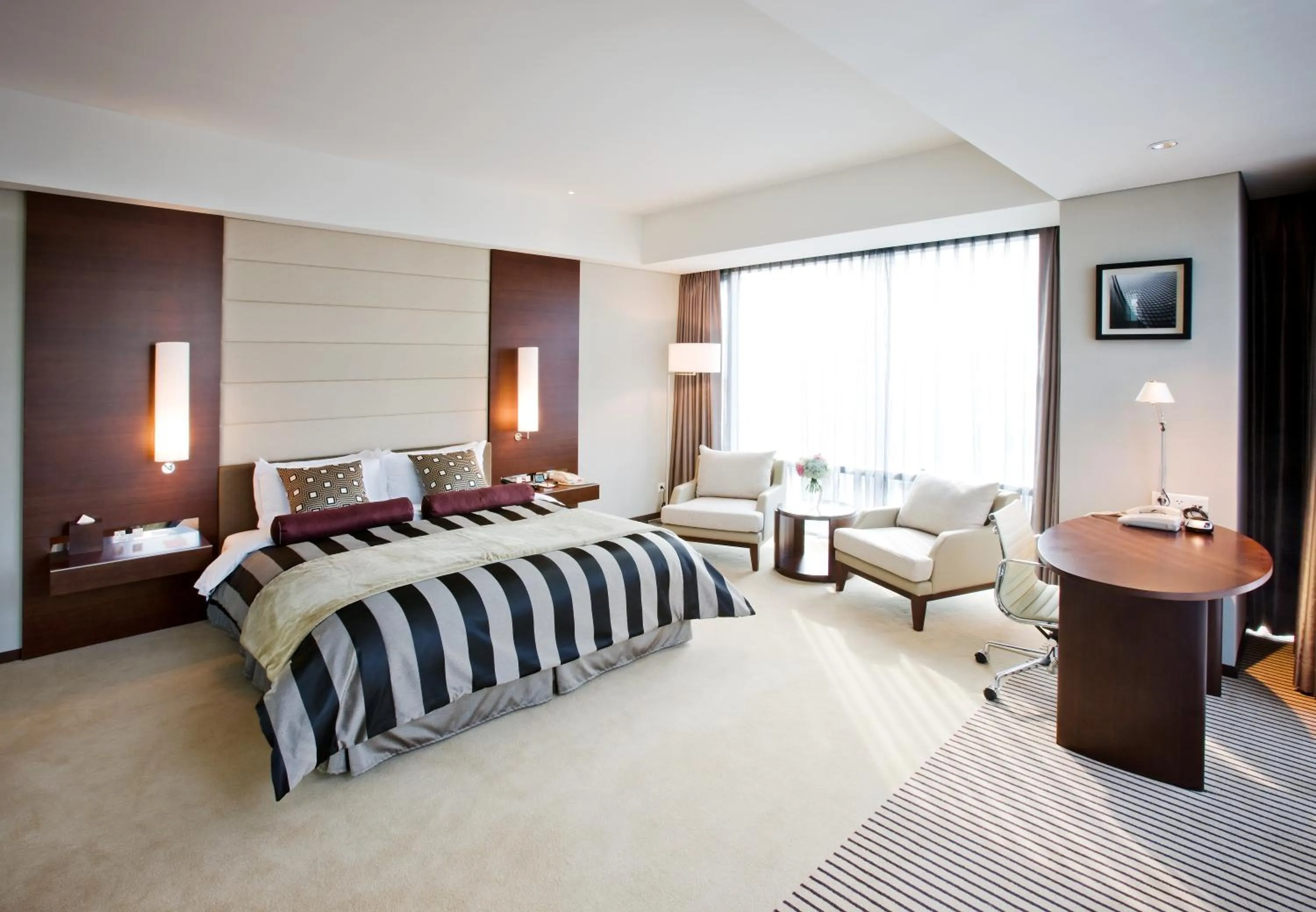 Living room, Bed in Ramada Plaza by Wyndham Suwon
