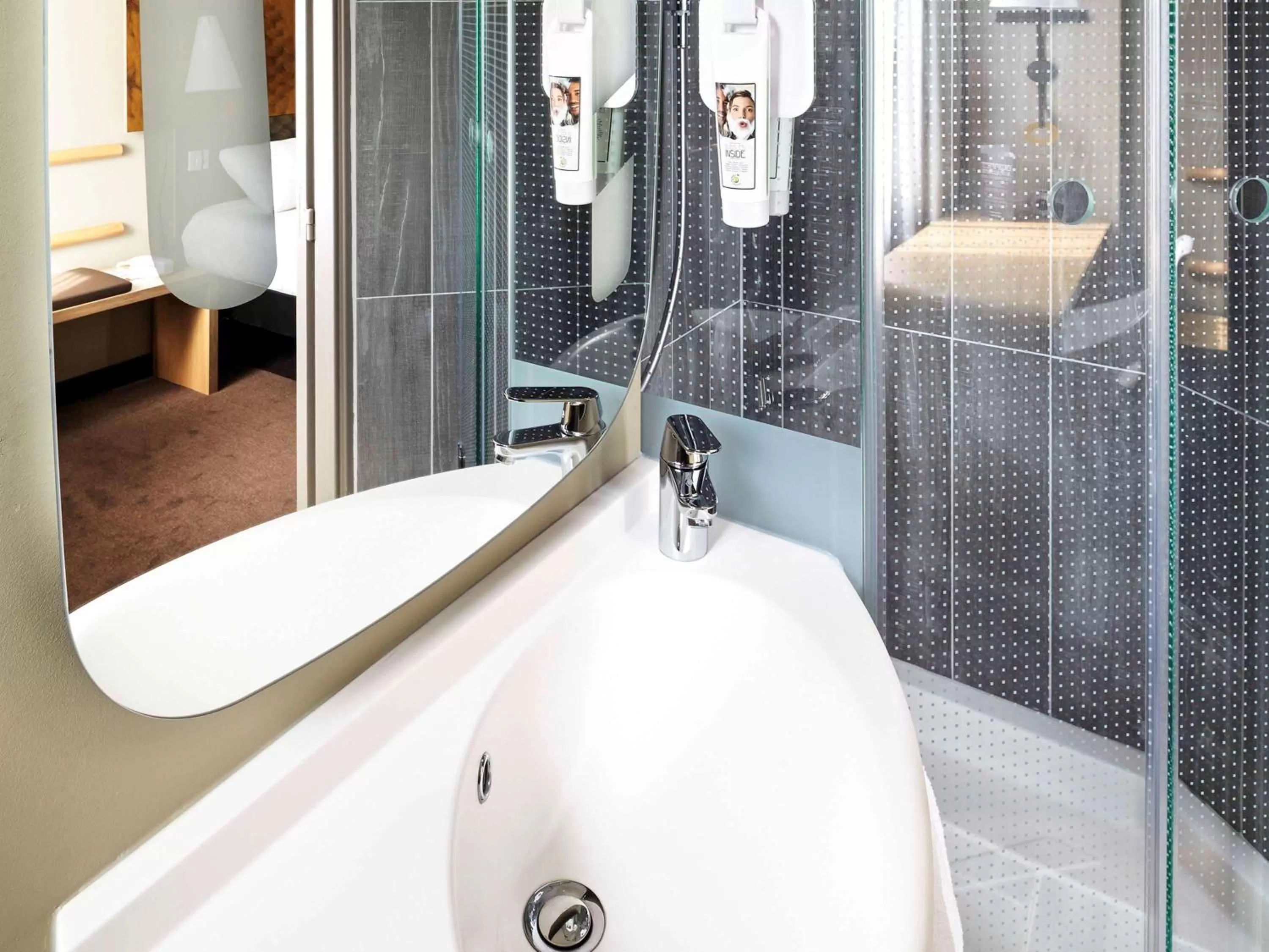 Photo of the whole room in ibis Marne La Vallee Champs-sur-Marne