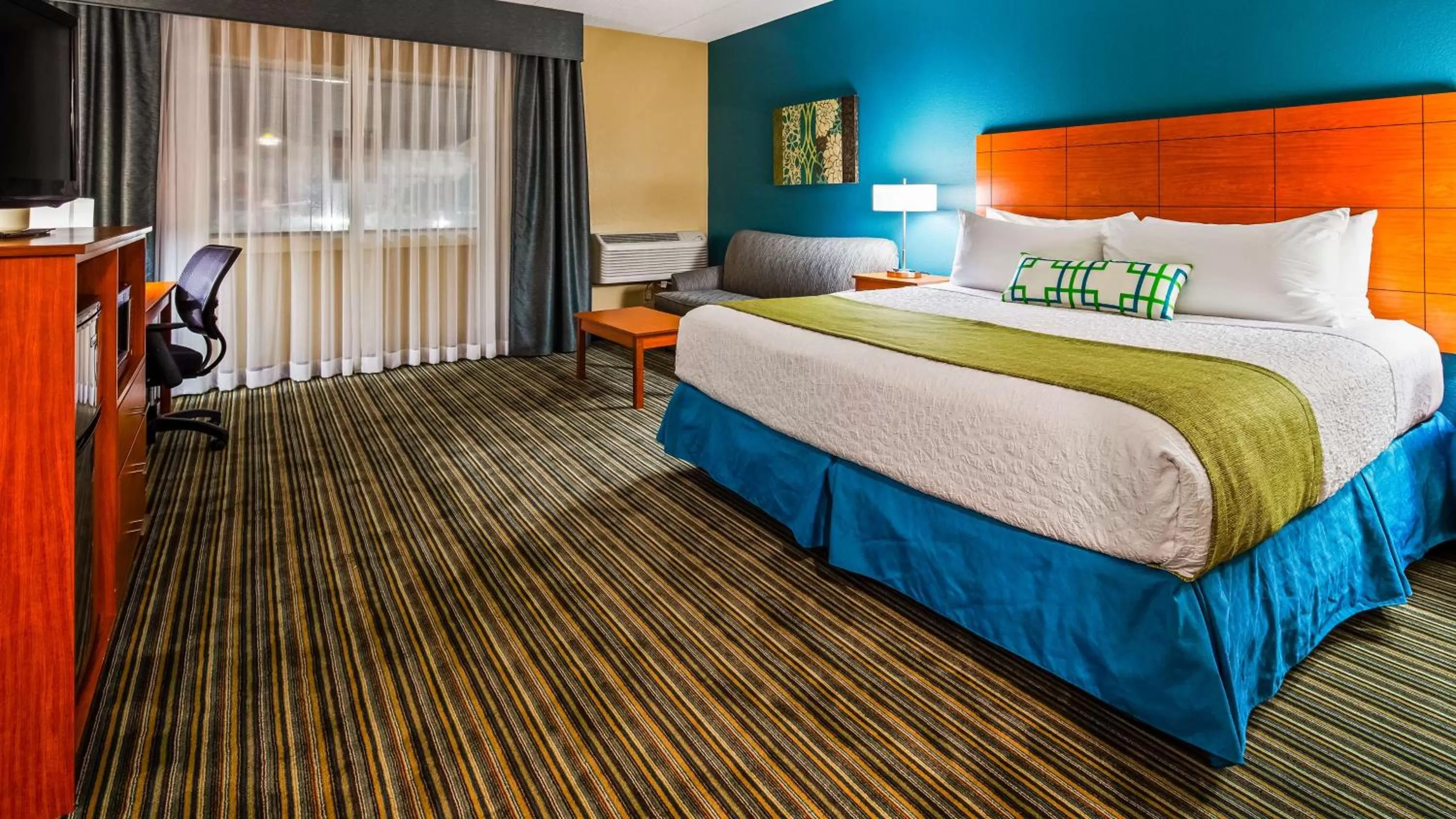 Photo of the whole room, Bed in Best Western Warren Hotel