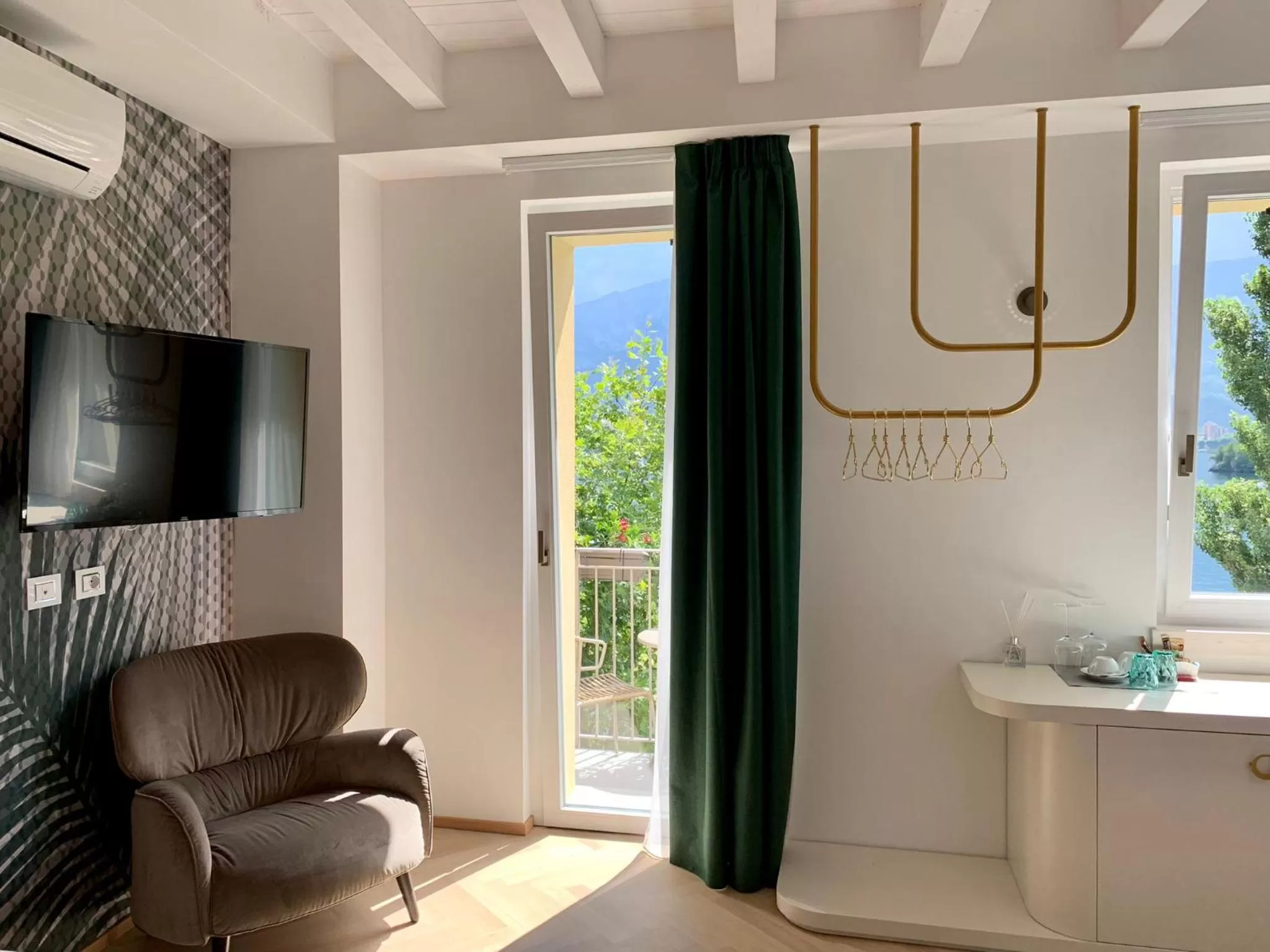 TV/Entertainment Center in LUXURY SUITES ROCOPOM - Lake Front