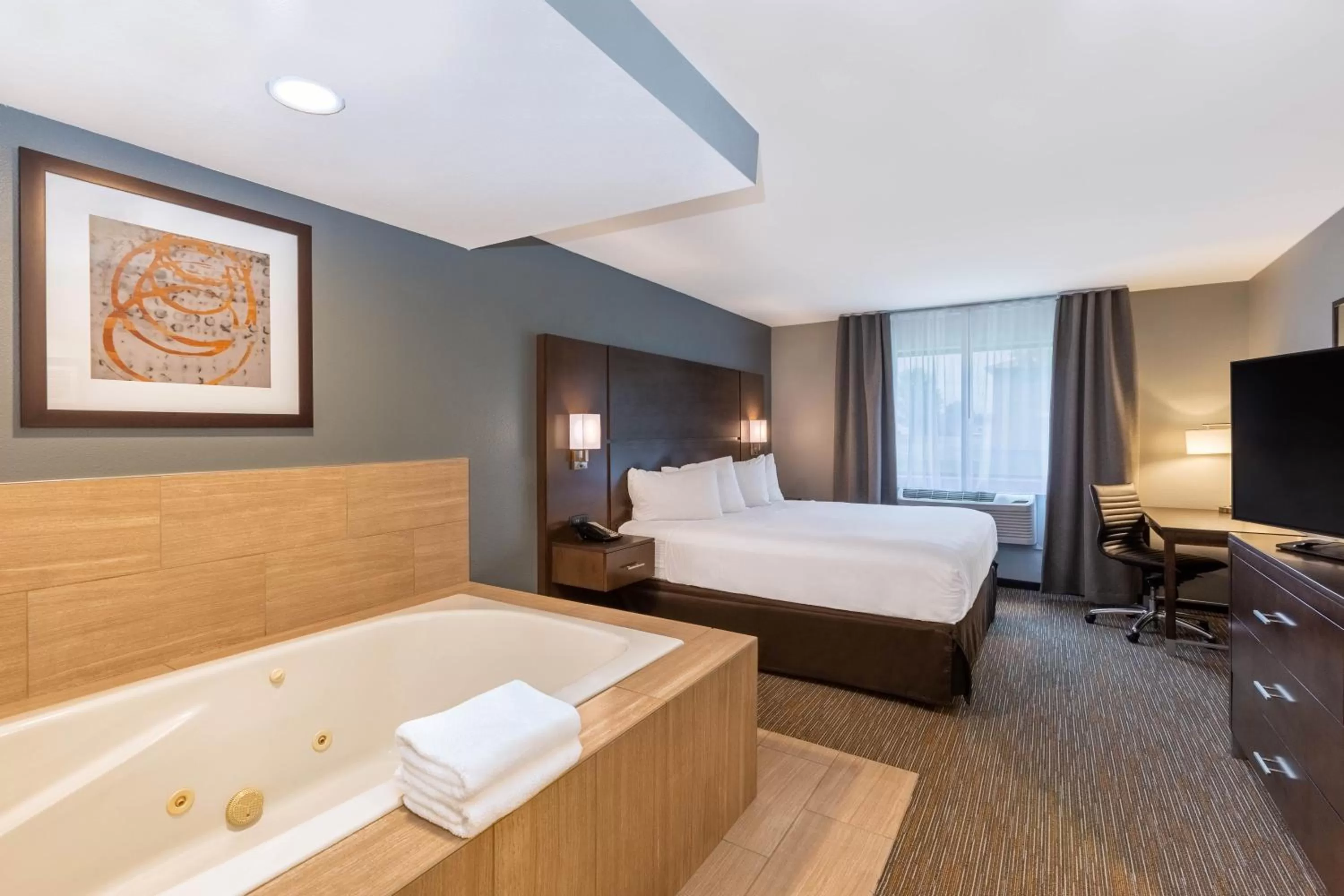 Hot Tub, Bed in Wingate by Wyndham Wisconsin Dells Waterpark