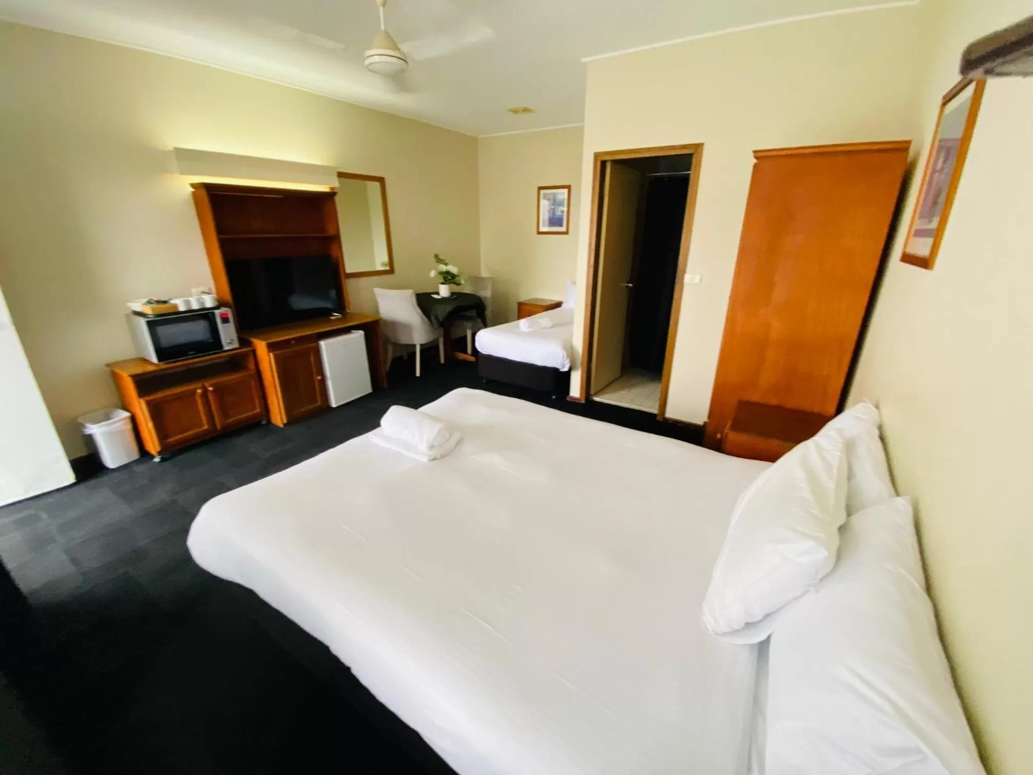 Photo of the whole room, Bed in Nowra Motor Inn