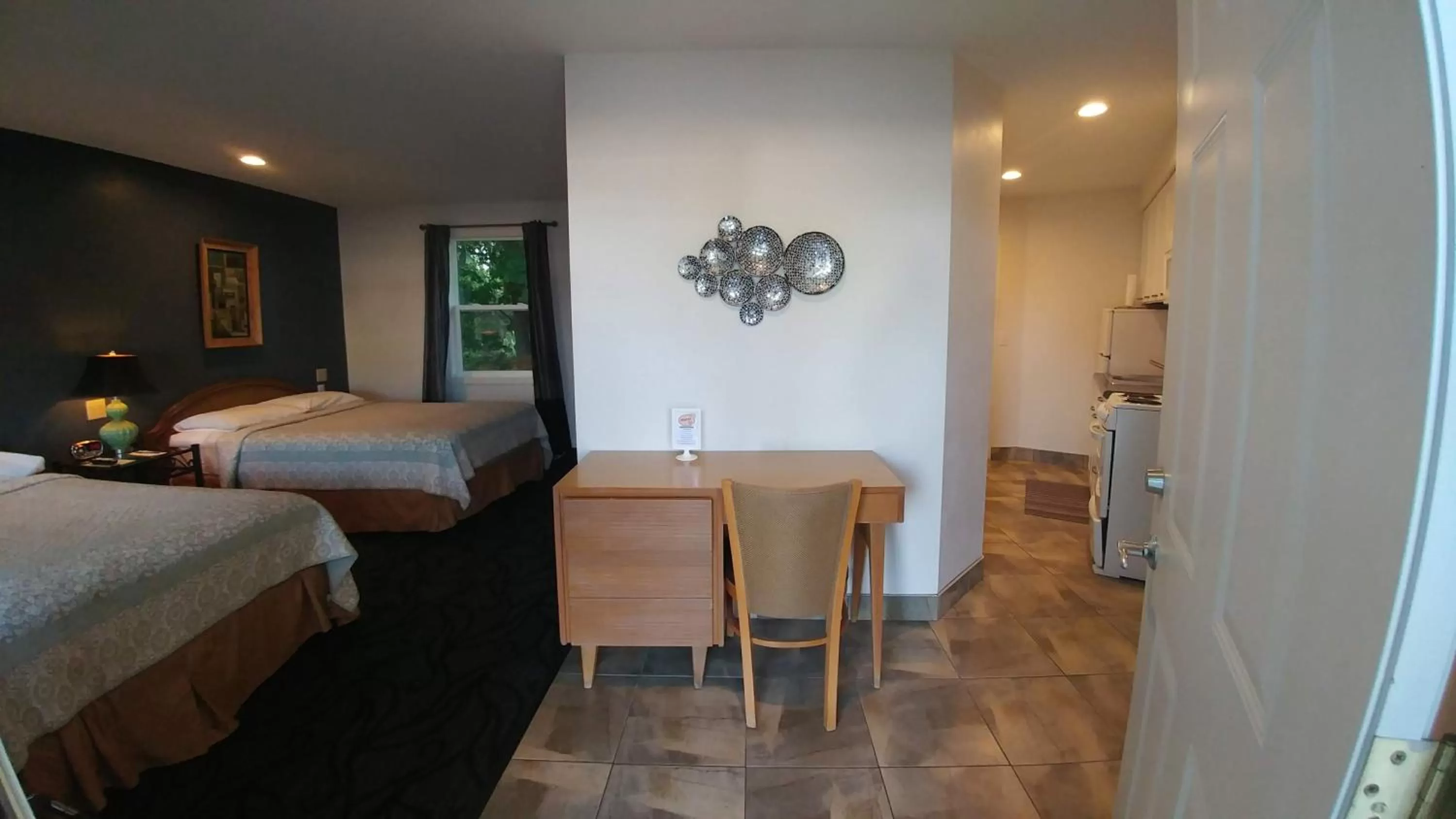 Kitchen or kitchenette, Bed in Motel 57