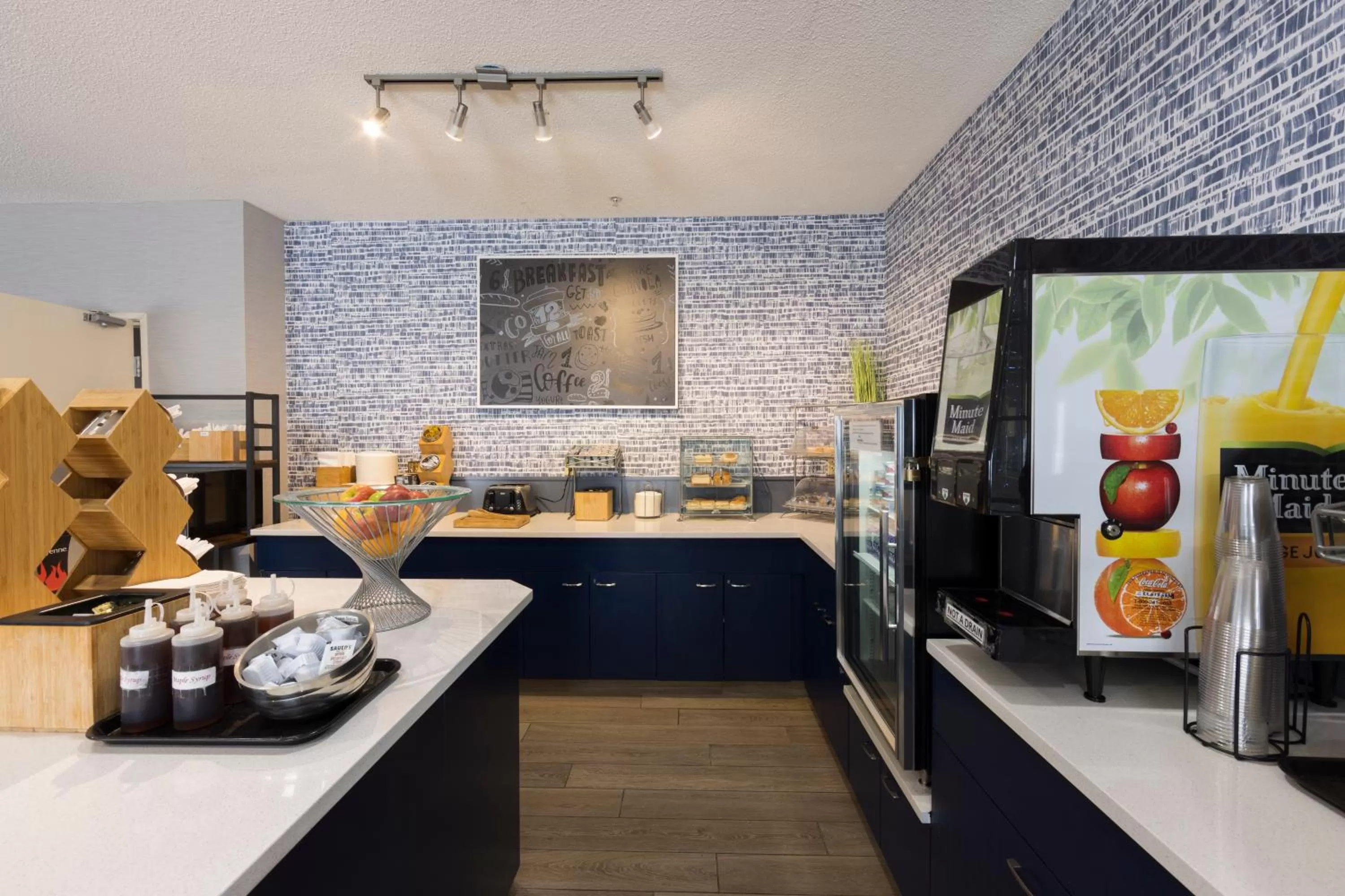 Food and drinks in AmericInn by Wyndham Duluth