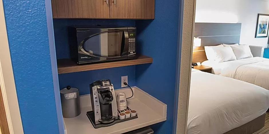 Coffee/tea facilities, Bed in Holiday Inn Express & Suites - Louisville N - Jeffersonville by IHG