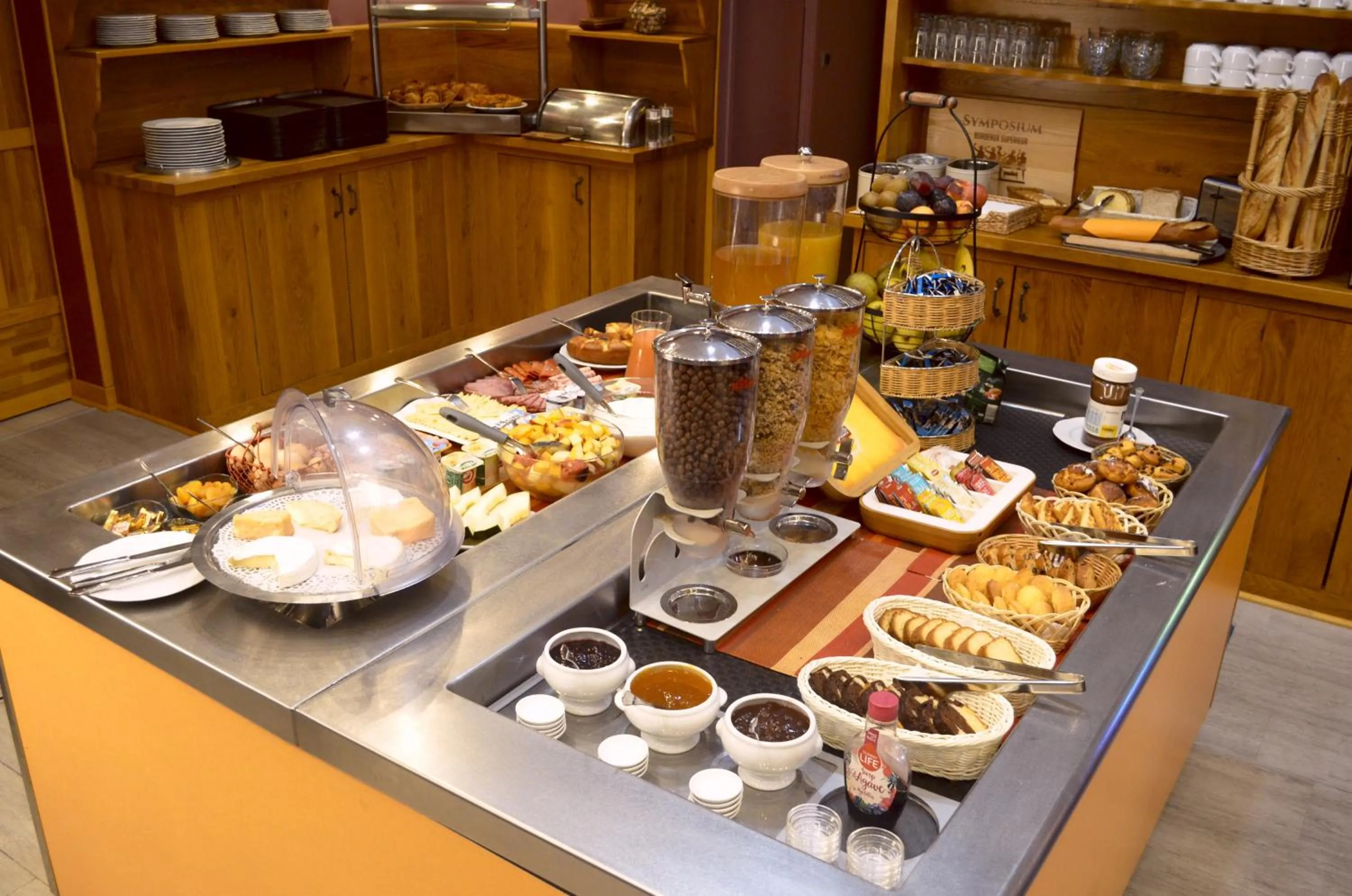 Property building, Food in Comfort Hotel Orleans Sud