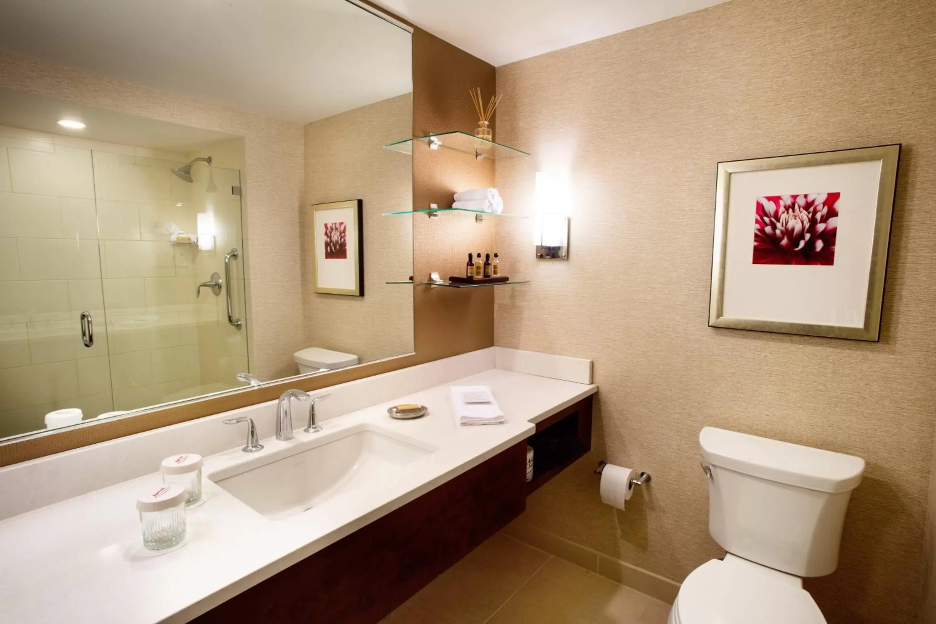 King Corner Room - Concierge Level in Milwaukee Marriott Downtown King Corner Room - Concierge Level in Milwaukee Marriott Downtown