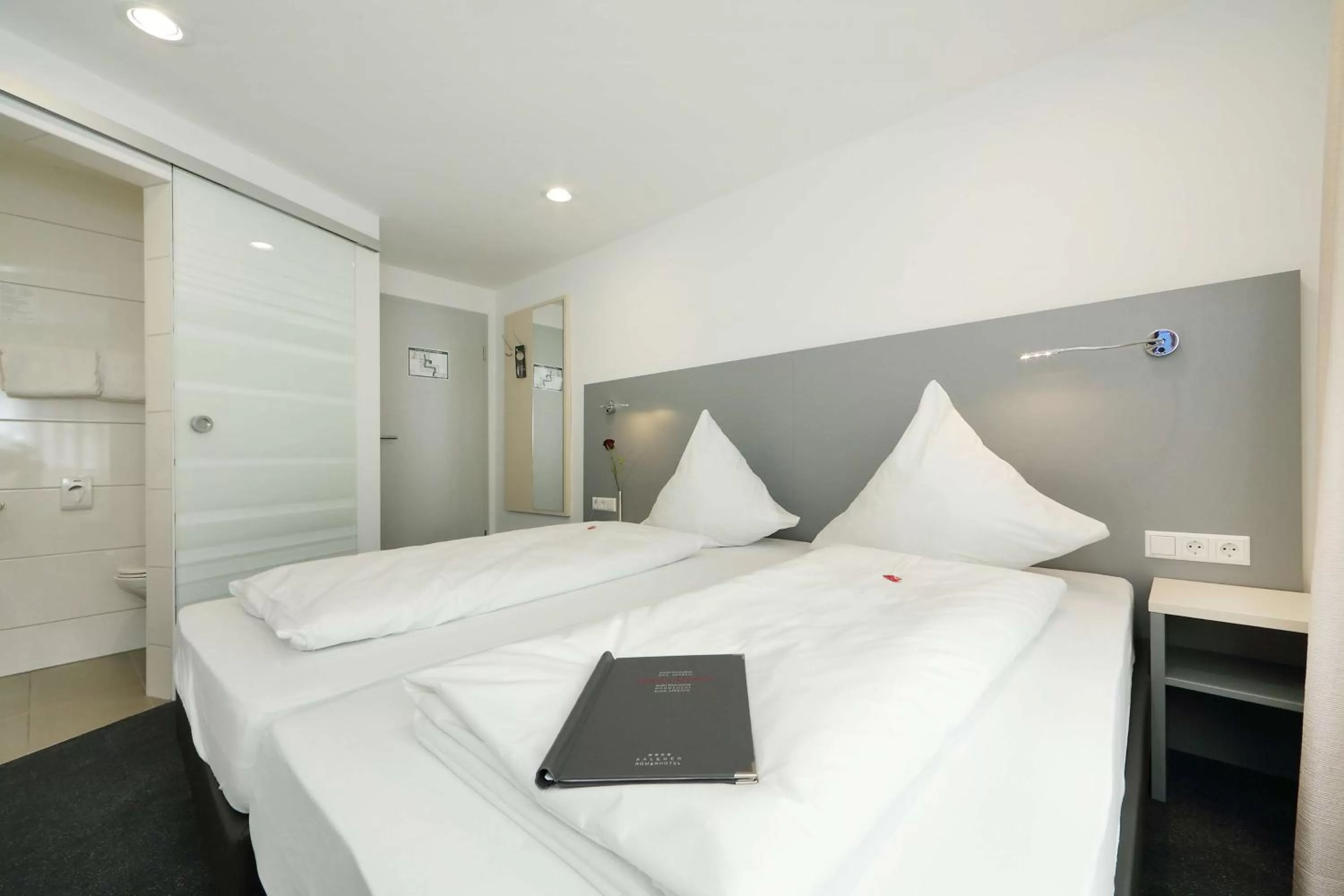 Photo of the whole room, Bed in Aalener Römerhotel aWL