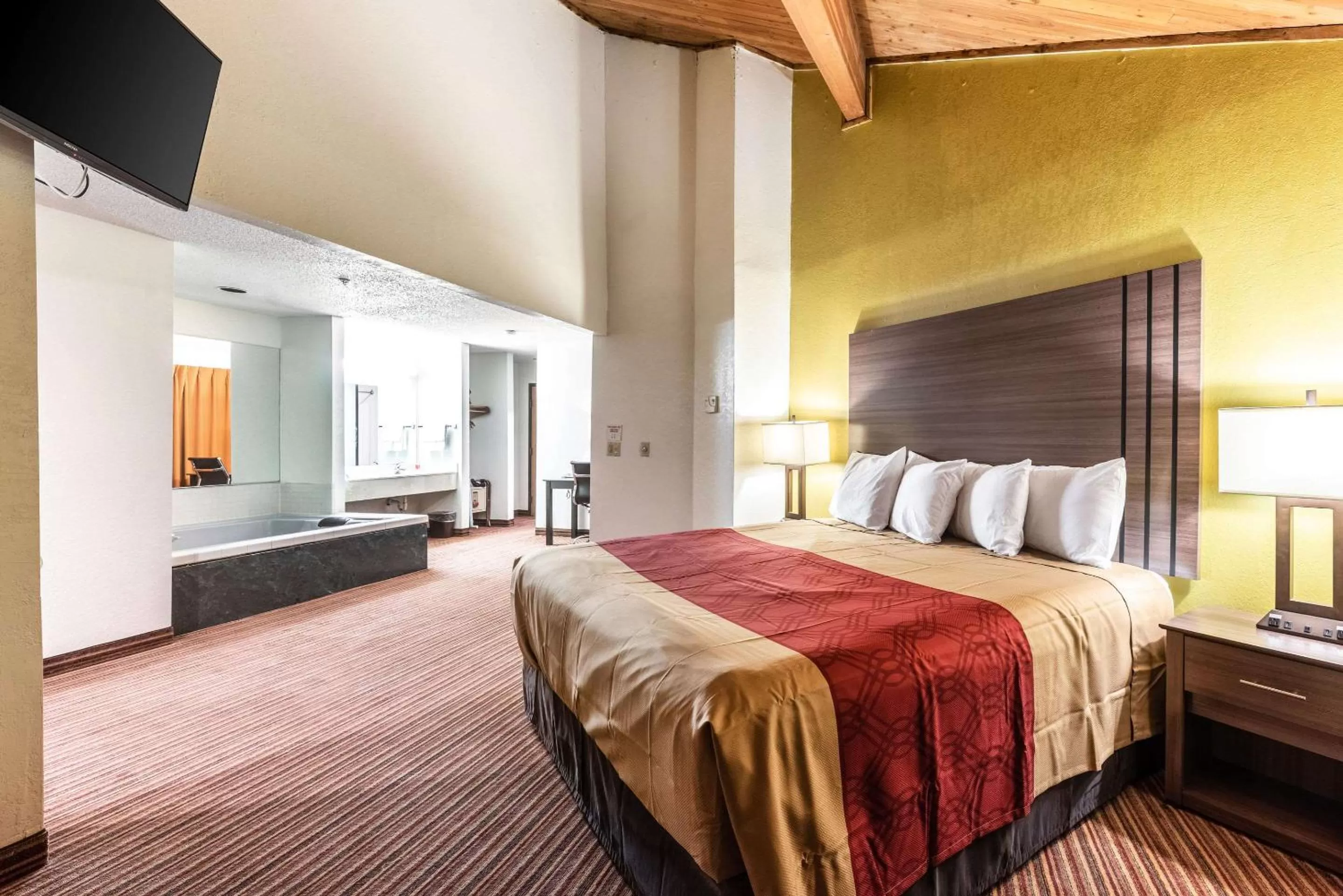 Photo of the whole room, Bed in Econo Lodge Inn & Suites Mckinney - Plano North