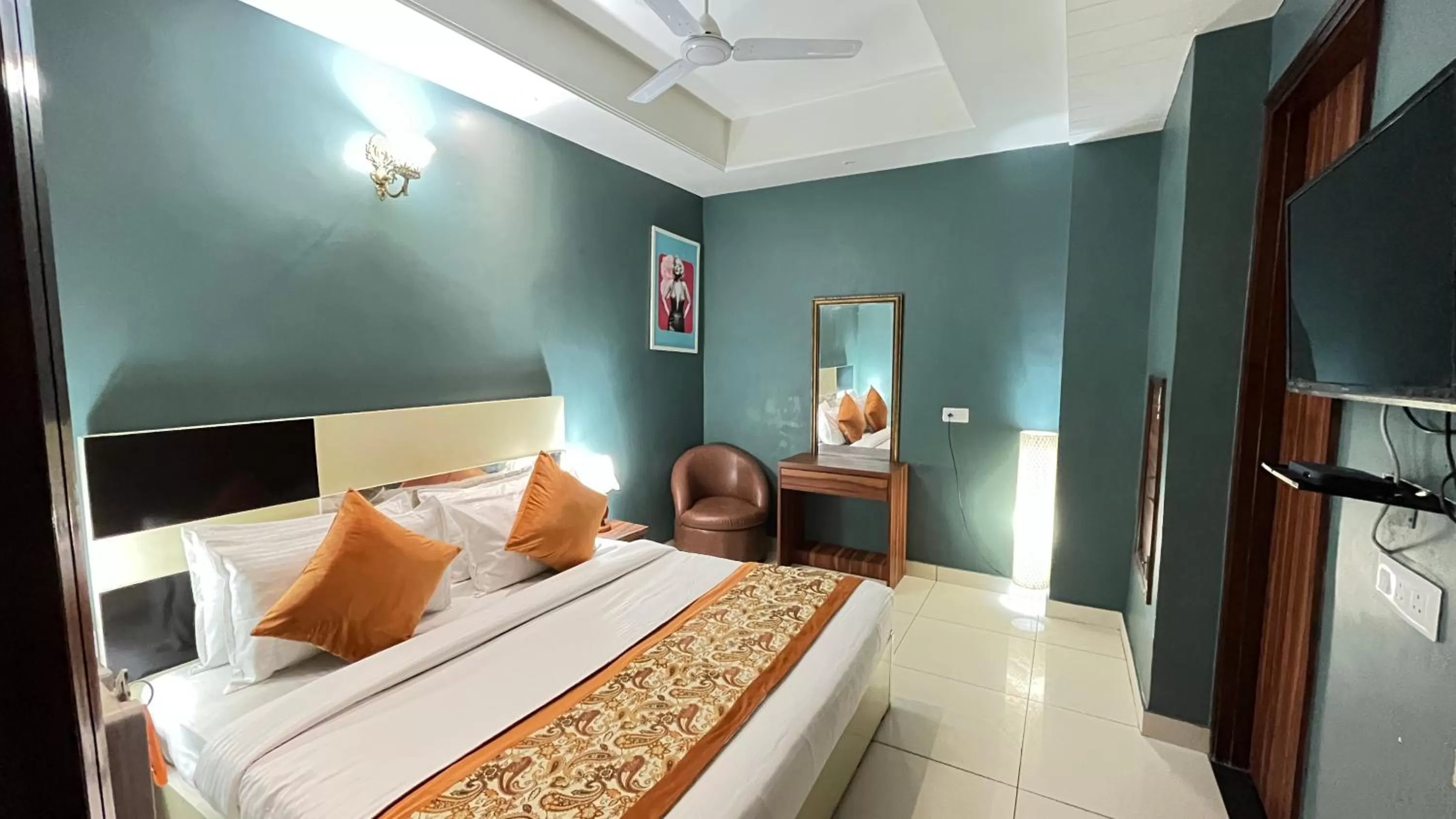 Communal lounge/ TV room, Bed in Qotel Hotel Church House Rohini Sector 15
