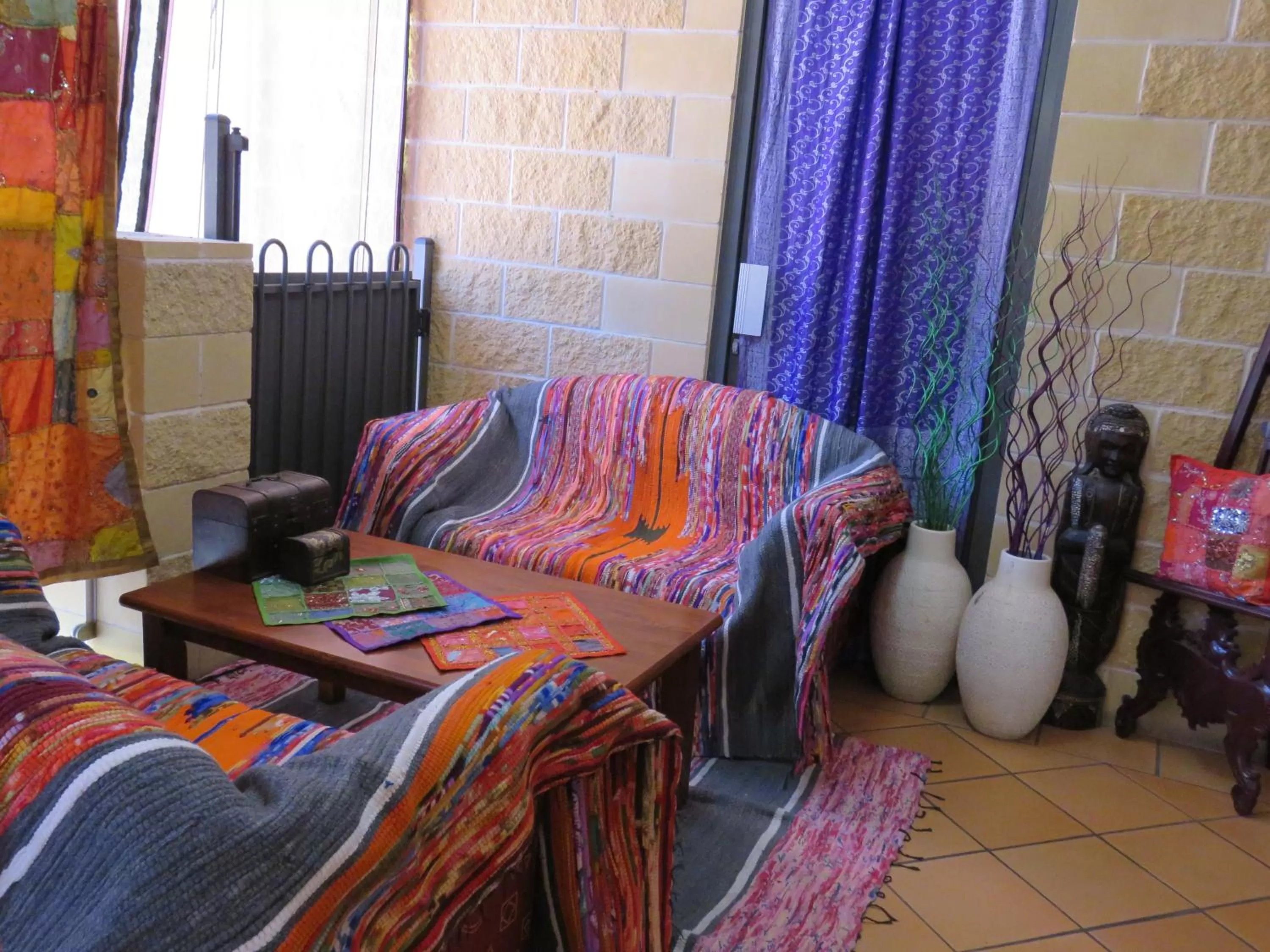 Seating Area in Emerald Gardens Motel & Apartments