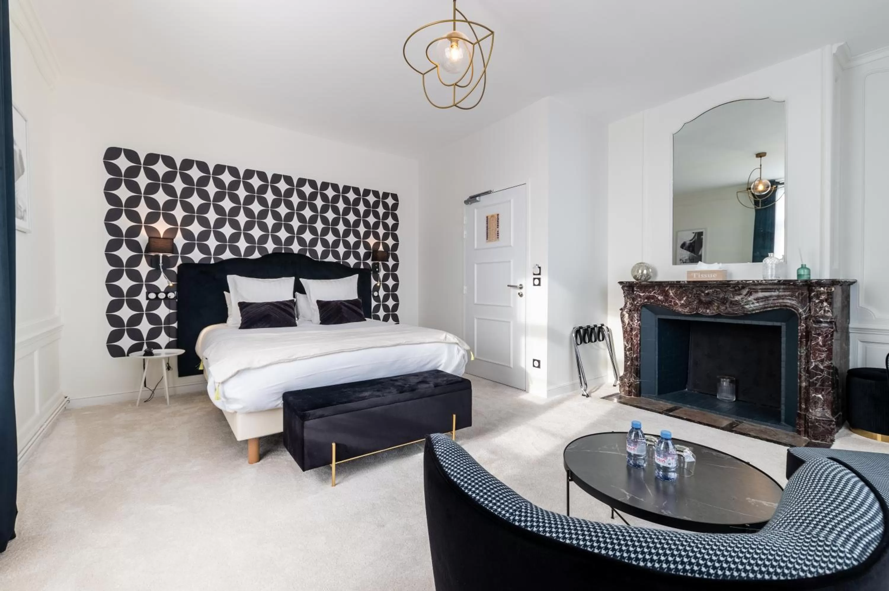 Shower, Bed in Hôtel Échappée en Baie - Parking privé gratuit dont forfaits bornes électriques réservable