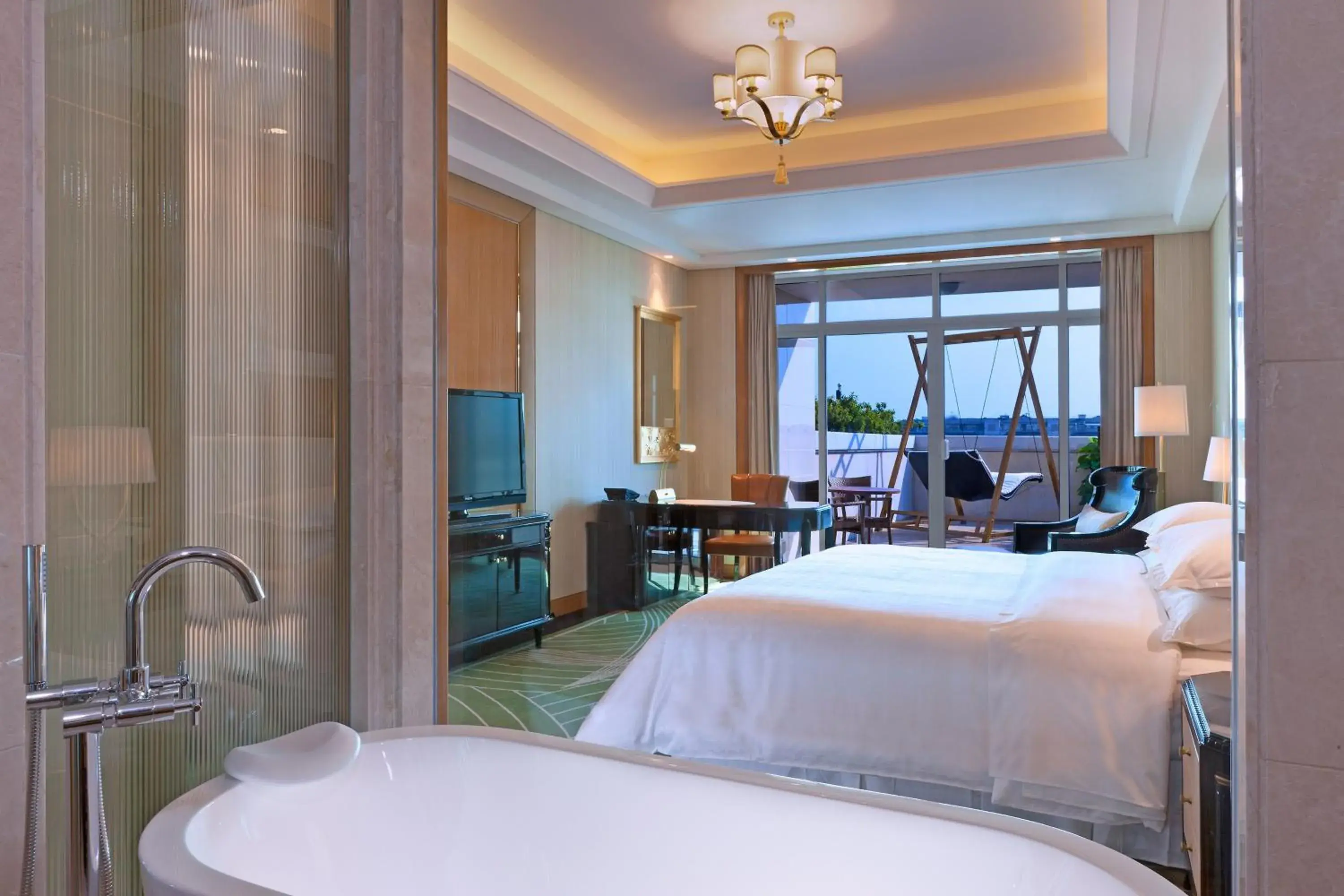 Club King Room with Garden View in Sheraton Changzhou Wujin Hotel Club King Room with Garden View in Sheraton Changzhou Wujin Hotel