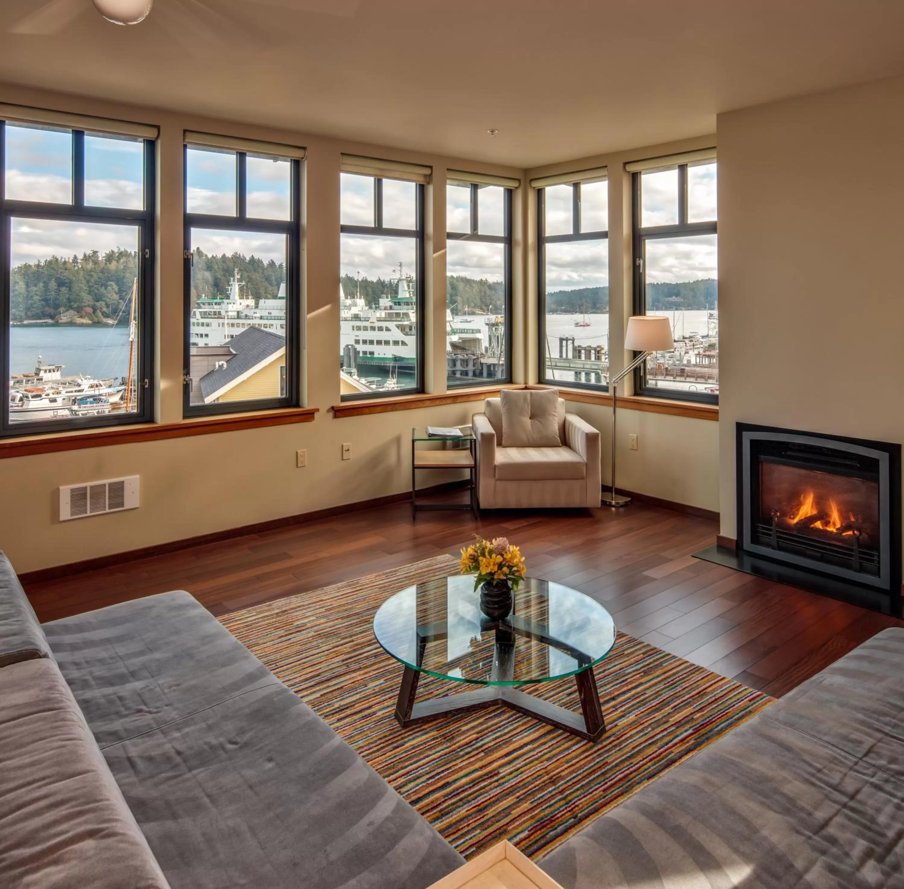 Living room in Island Inn at 123 West