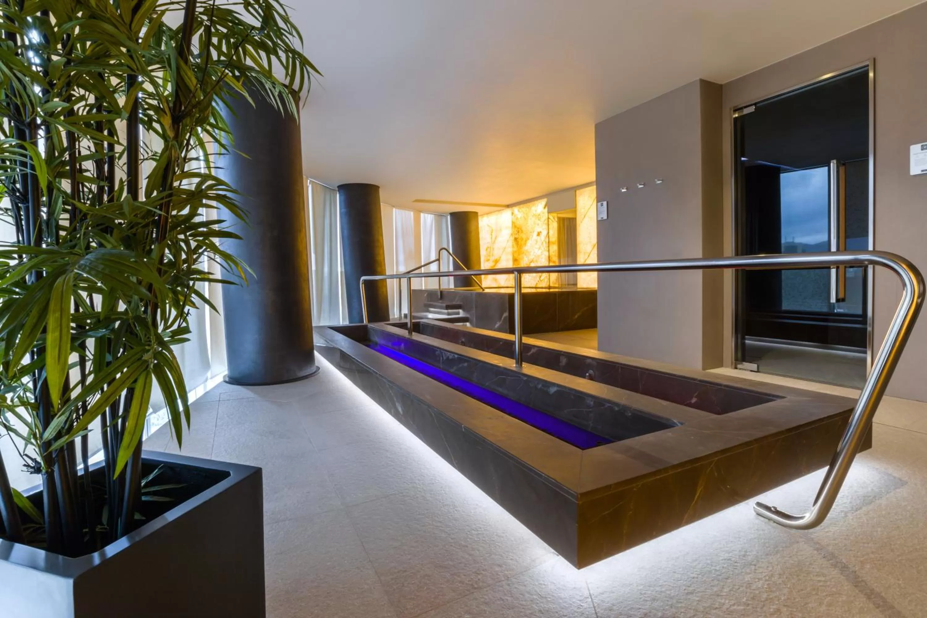 Shower, Bed in Maritim Hotel Plaza Tirana