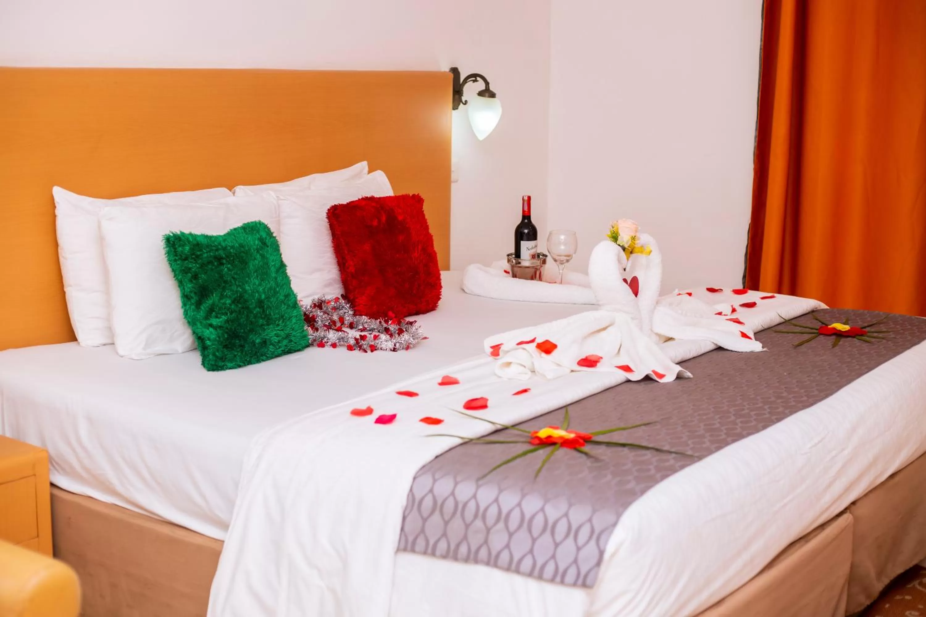 Bedroom, Bed in Airside Hotel