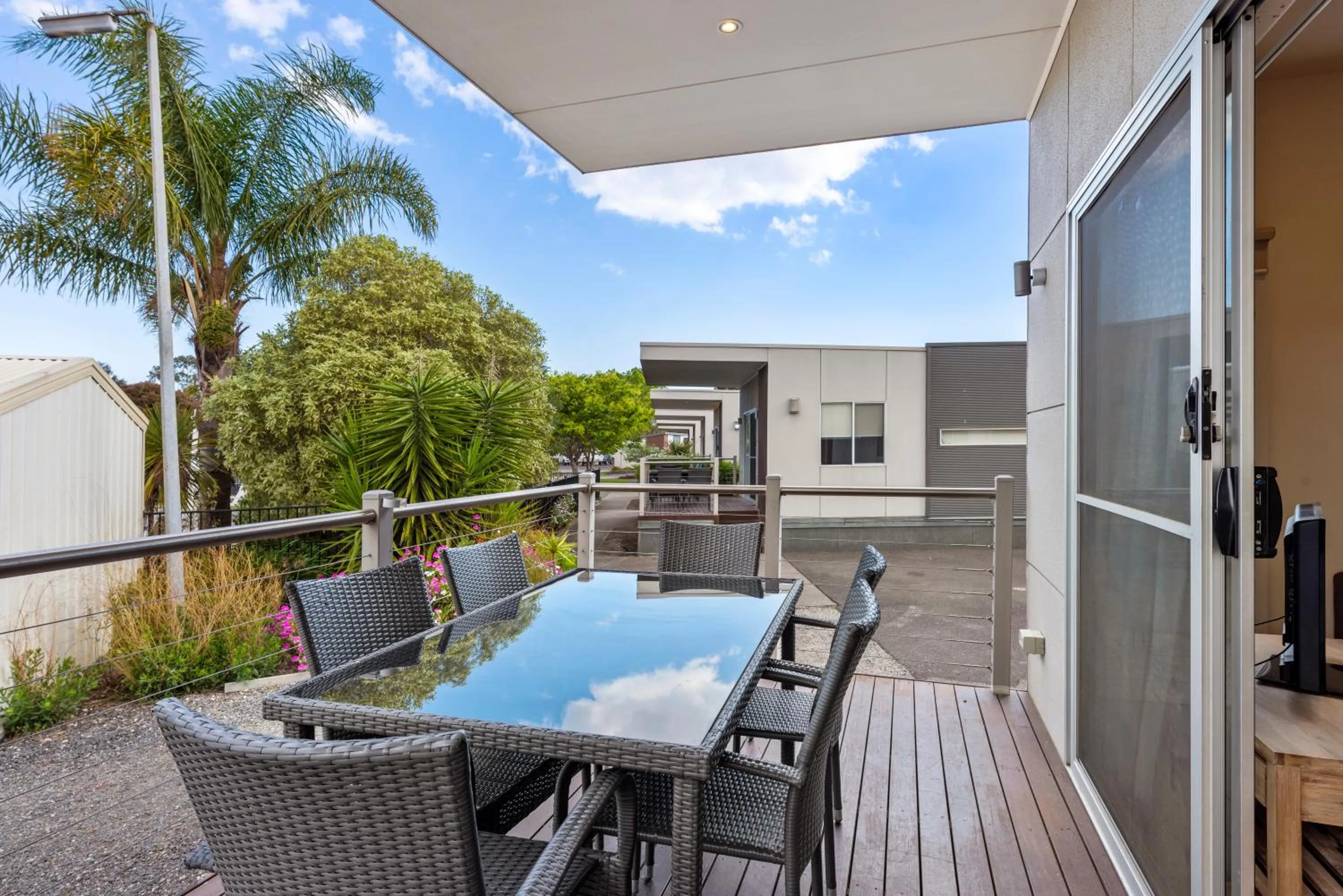 Deluxe Poolside 2 Bedroom Cabin - Sleeps 5 in Discovery Parks - Melbourne
