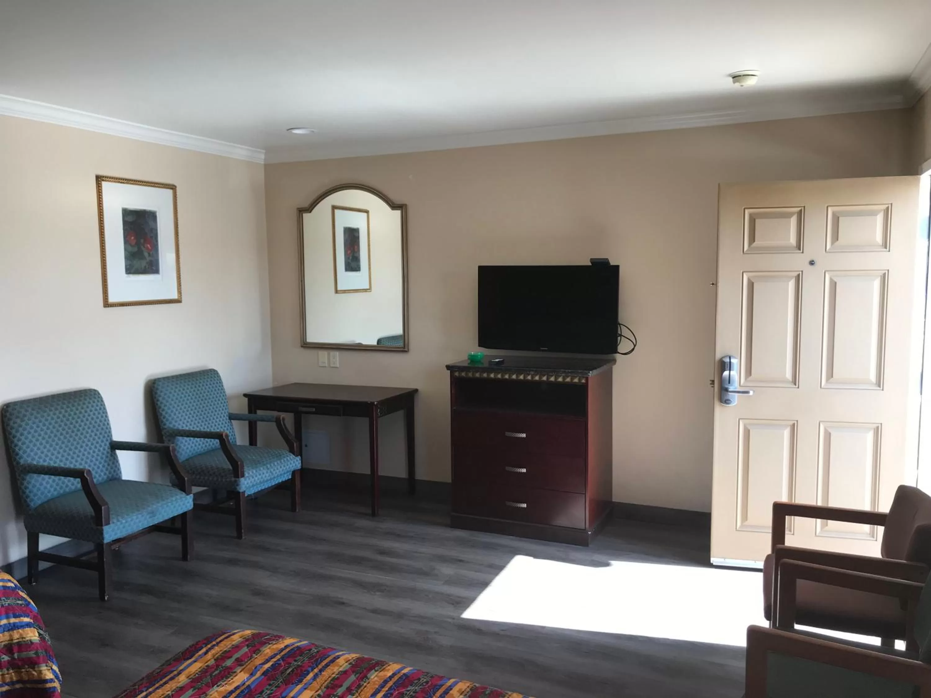 TV/Entertainment Center in Hyland Motel