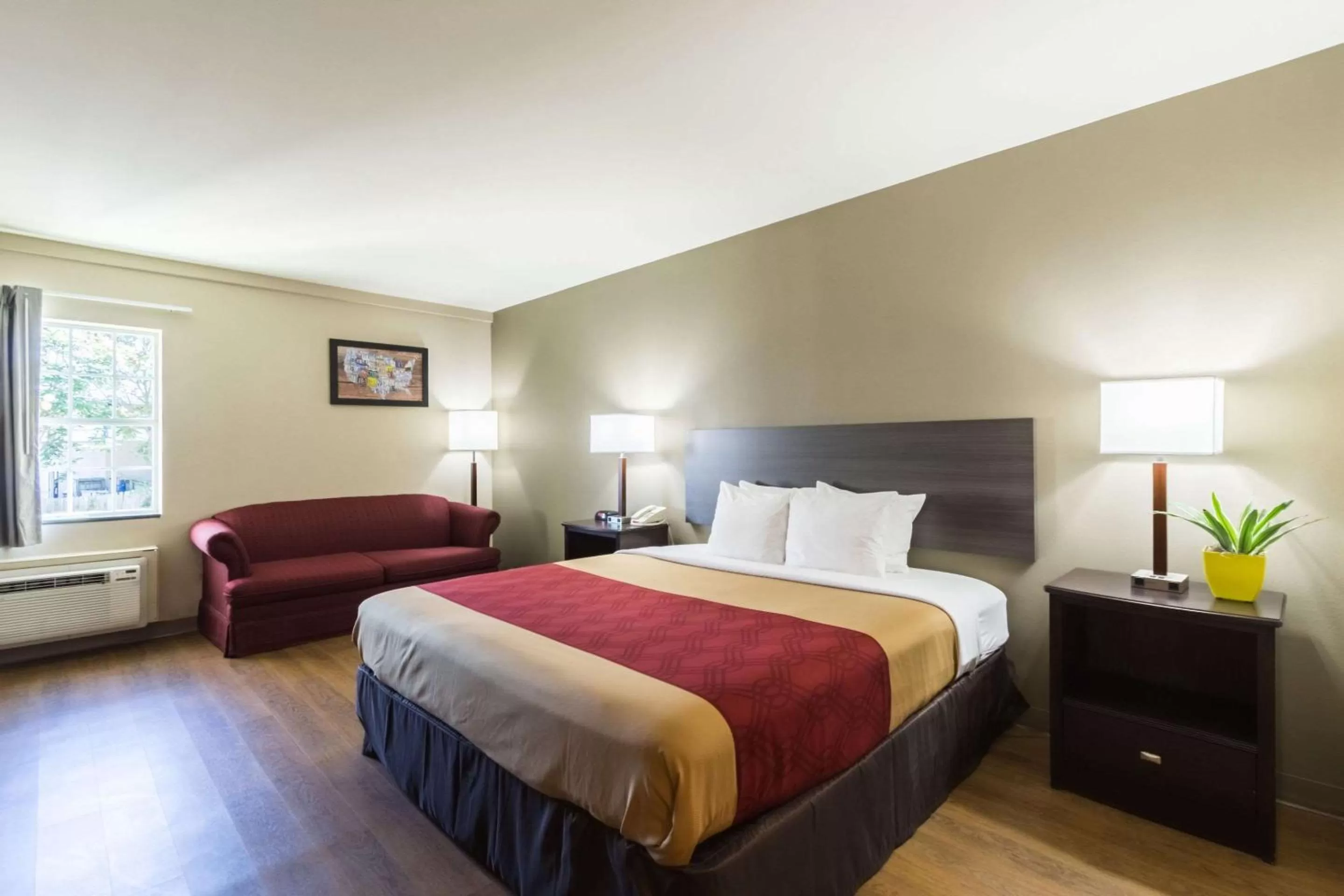 Photo of the whole room, Bed in Econo Lodge Harrisburg - Southwest of Hershey Area