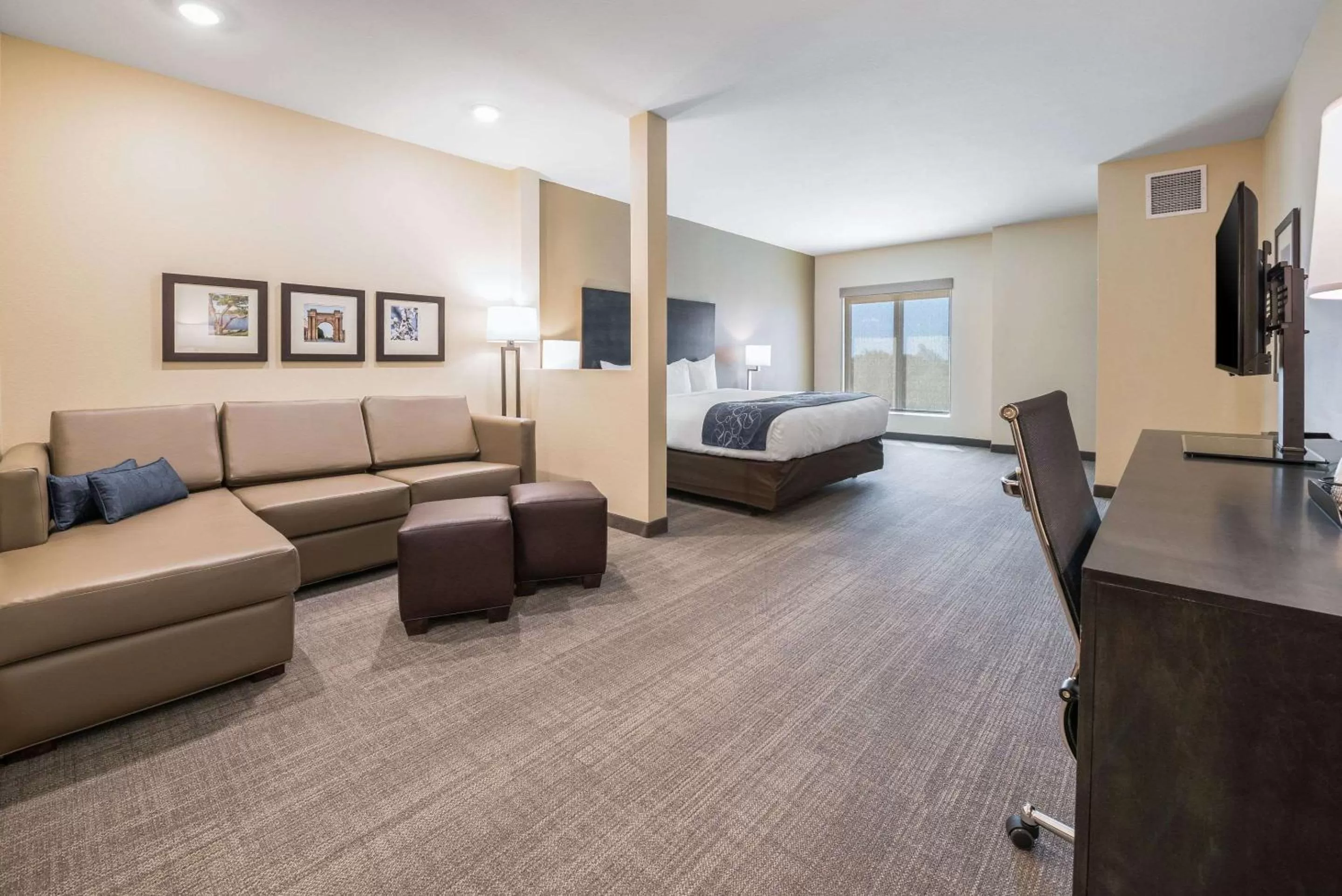 Photo of the whole room, Bed in Comfort Suites Marysville Columbus - Northwest