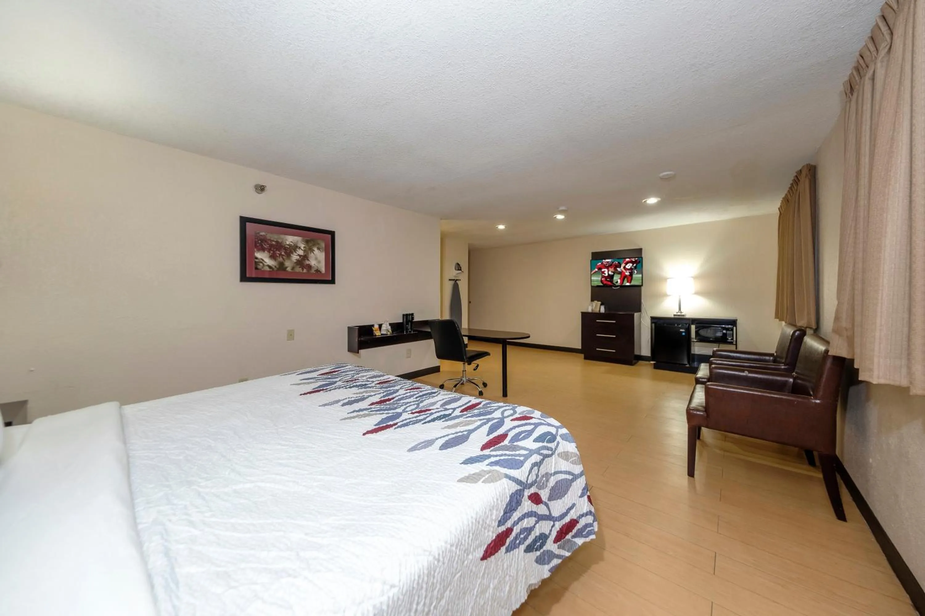 Photo of the whole room, Bed in Red Roof Inn Jacksonville - Cruise Port