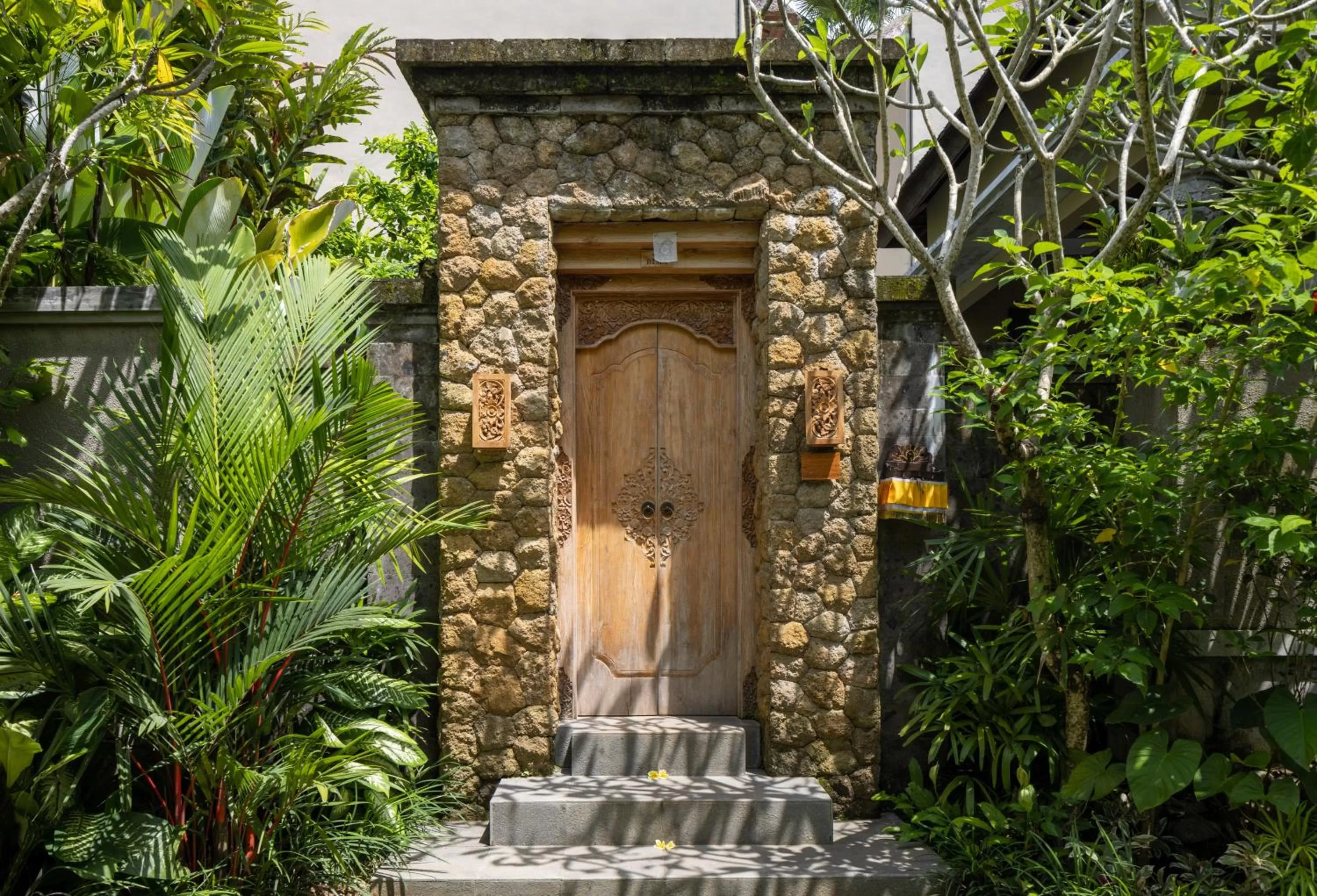 Garden in The Alena Resort a Pramana Experience