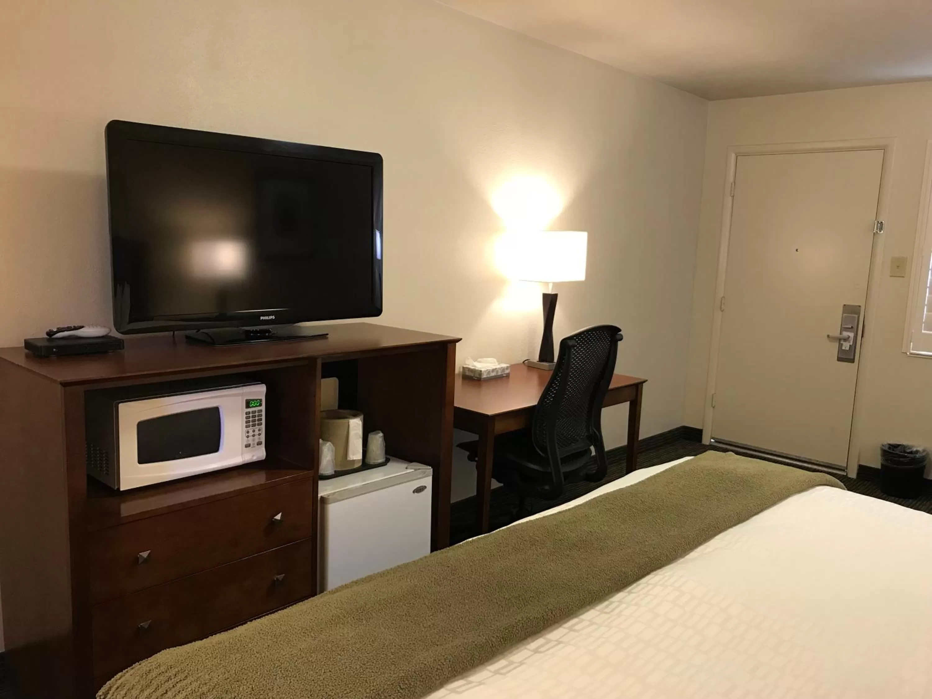 Bed in Dinosaur Inn & Suites