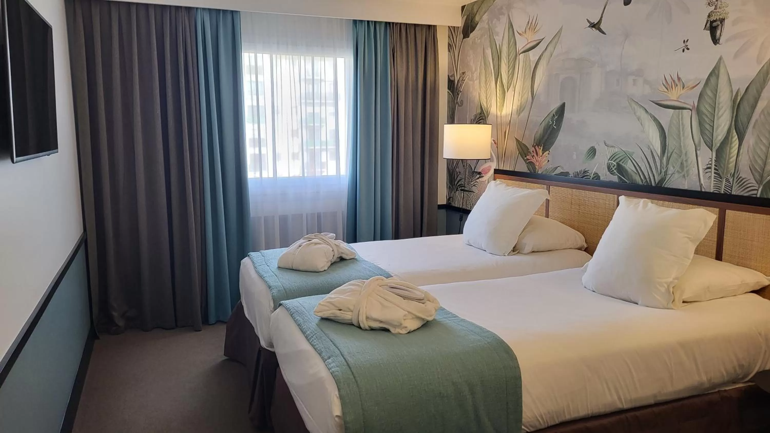 Bed in Hôtel Paris Neuilly