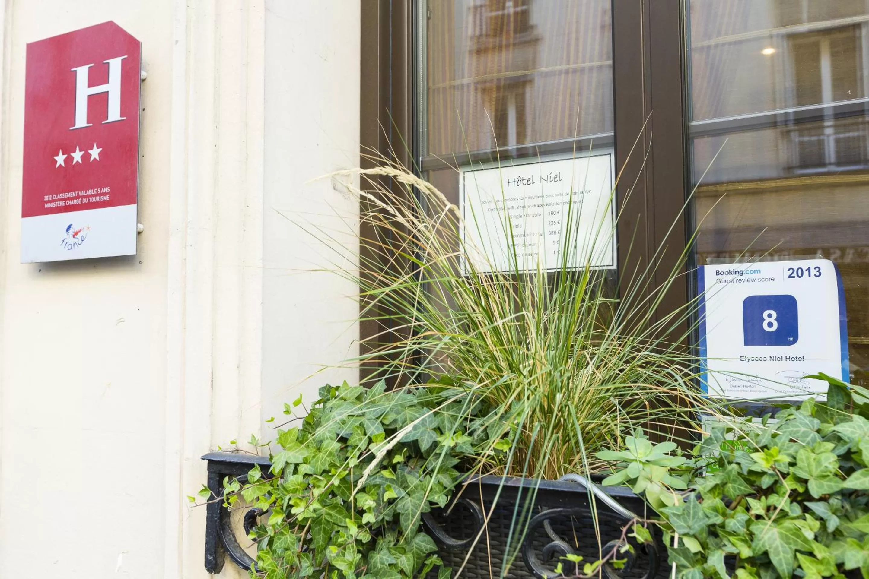 Bathroom in Elysees Niel Hotel