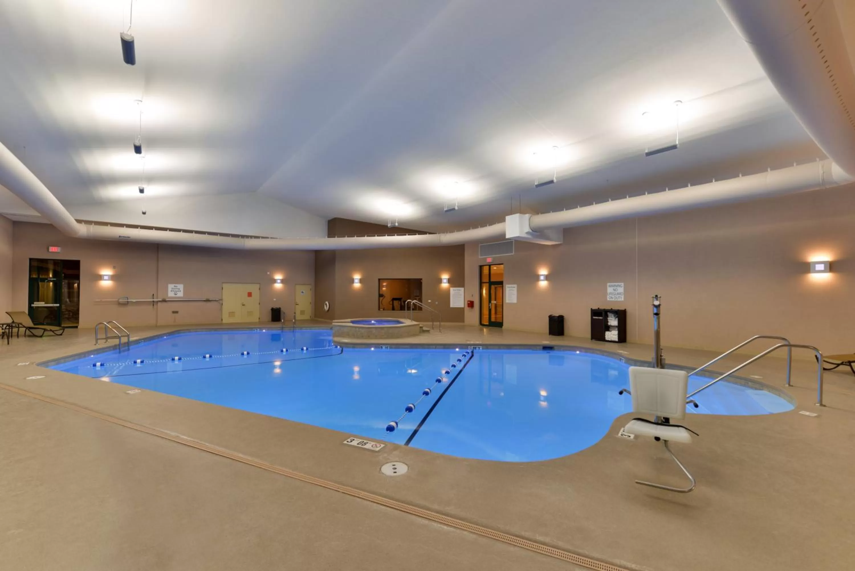 Swimming pool in Holiday Inn Express Breezewood by IHG