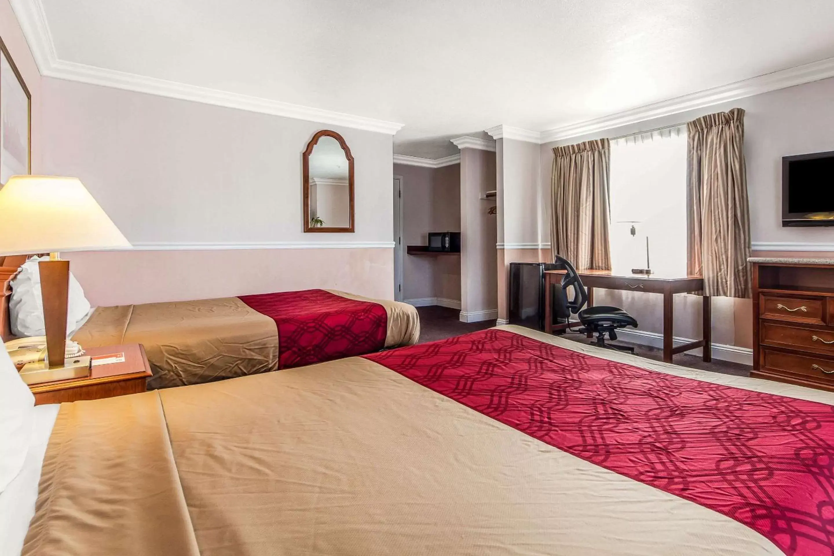 Standard Queen Room with Two Queen Beds - Non Smoking in Econo Lodge Castro Valley I-580 Standard Queen Room with Two Queen Beds - Non Smoking in Econo Lodge Castro Valley I-580