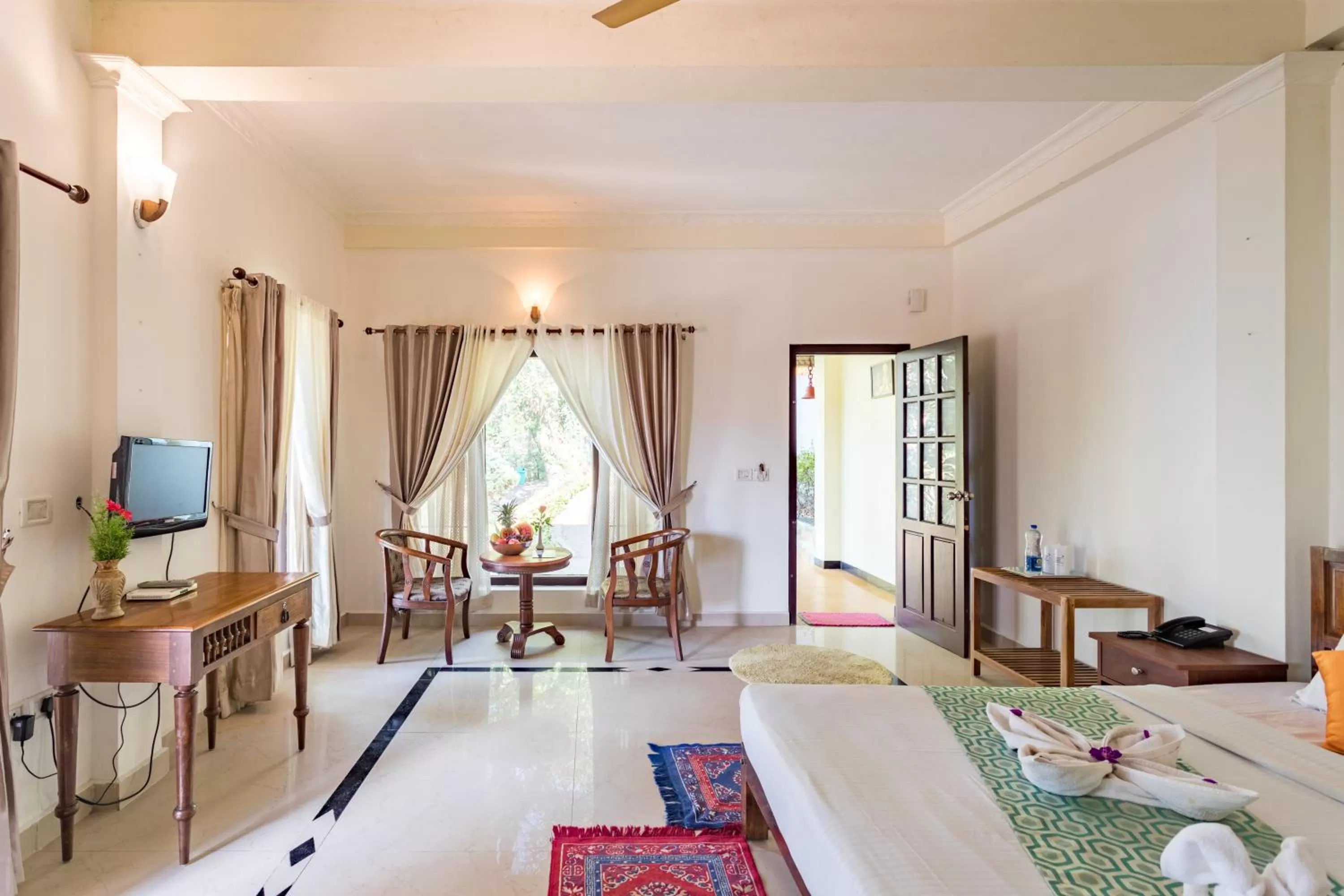 Photo of the whole room, Bed in Violet Woods